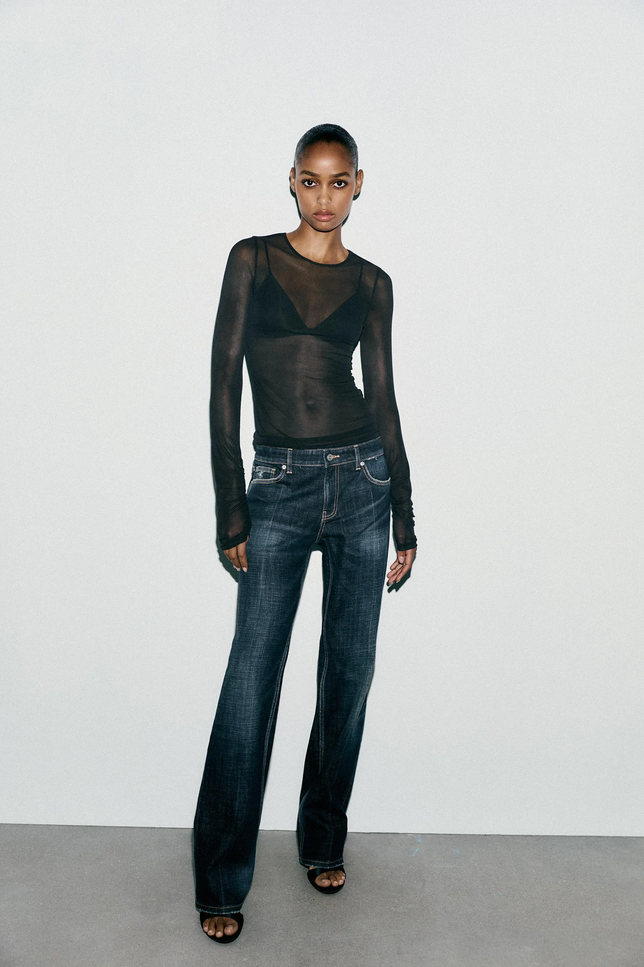 تی شرت نیمه شفاف با یقه گرد و آستین بلند با جزئیات چین دار