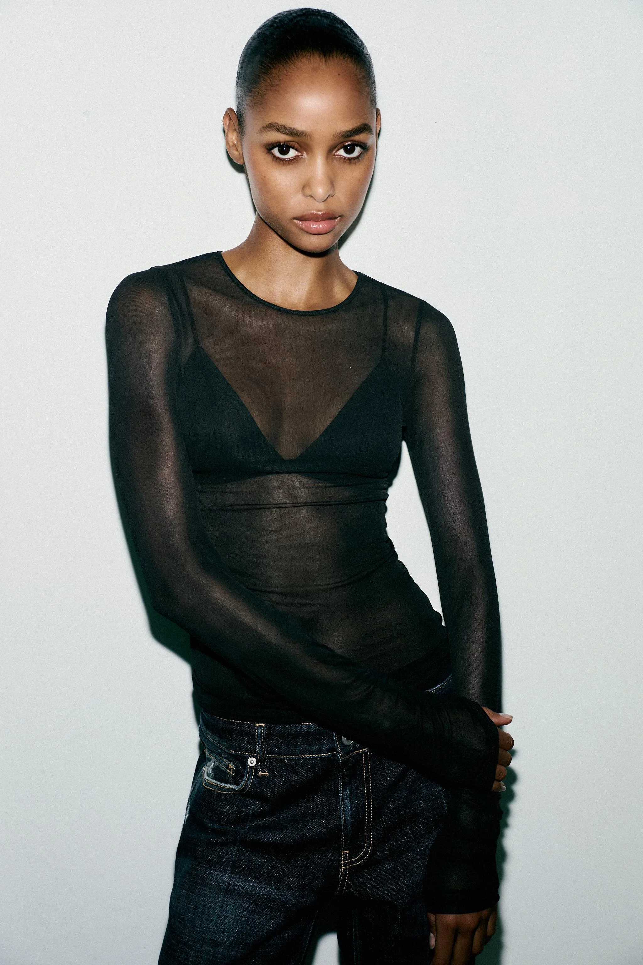 تی شرت نیمه شفاف با یقه گرد و آستین بلند با جزئیات چین دار