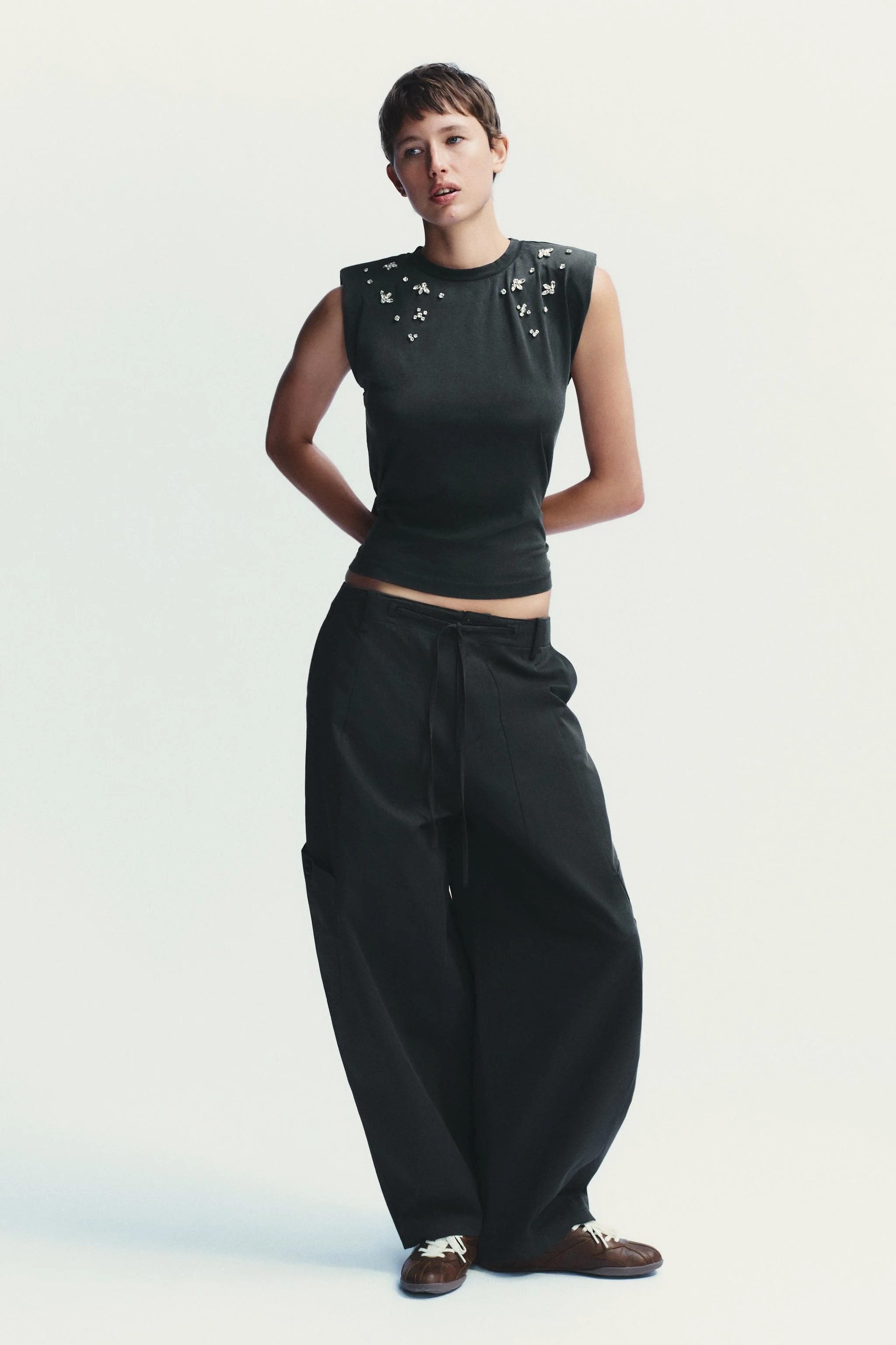 تی شرت آستین حلقه ای با سرشانه های پد دار و طرح محو