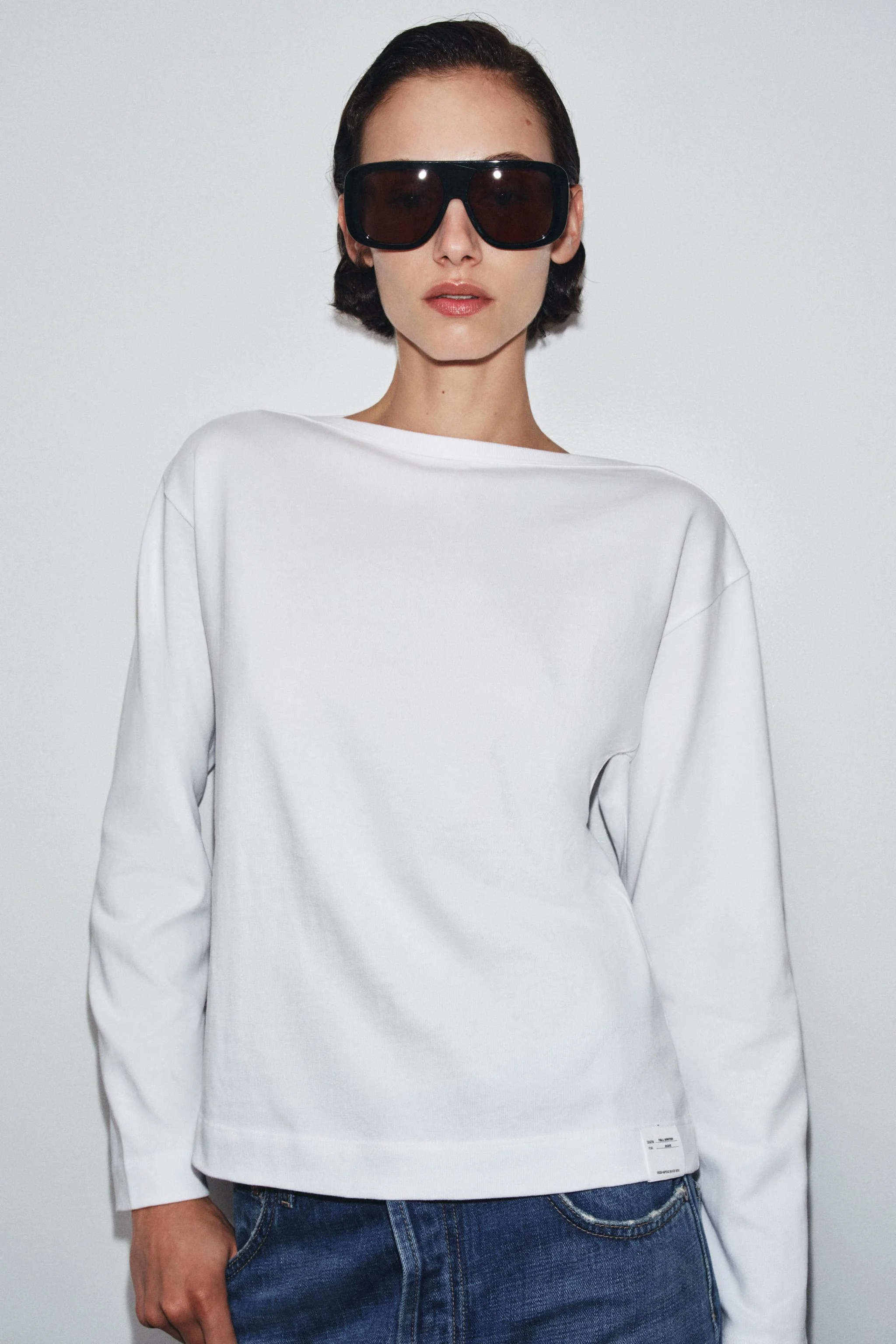 تی شرت یقه قایقی با جزئیات تی شرت یقه قایقی با جزئیات