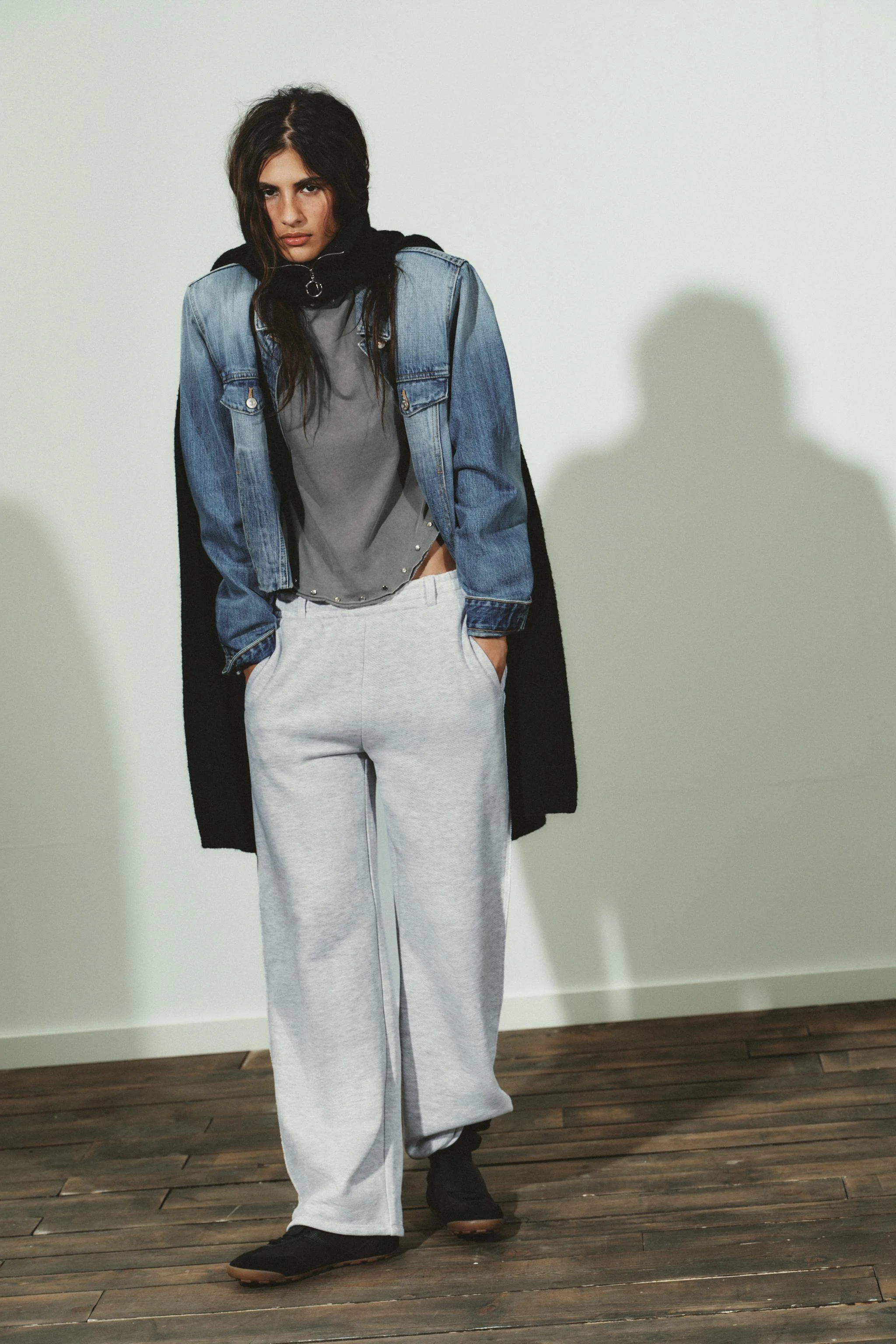 تی‌شرت نخی با تزئینات پرچ