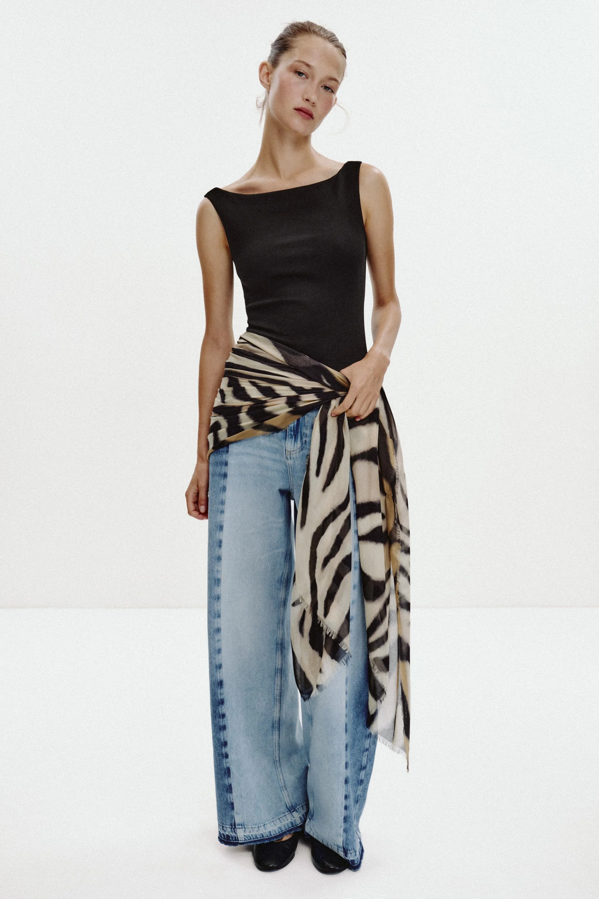 تی شرت یقه باز با طرح سرشانه باز