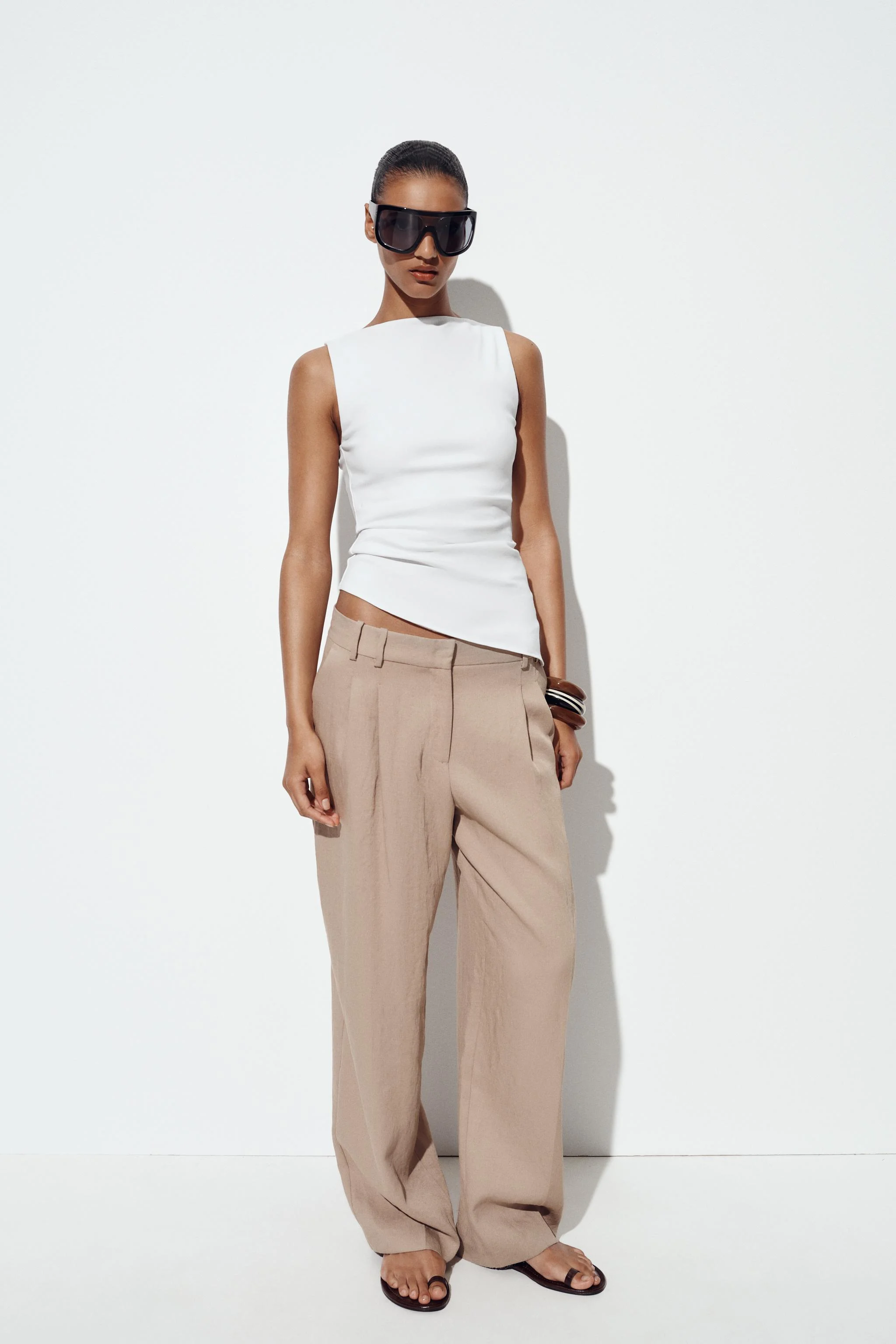 تی شرت آستین حلقه ای یقه قایقی با جزئیات پلیسه در پهلو و لبه نامتقارن تی شرت آستین حلقه ای یقه قایقی با جزئیات پلیسه در پهلو و لبه نامتقارن