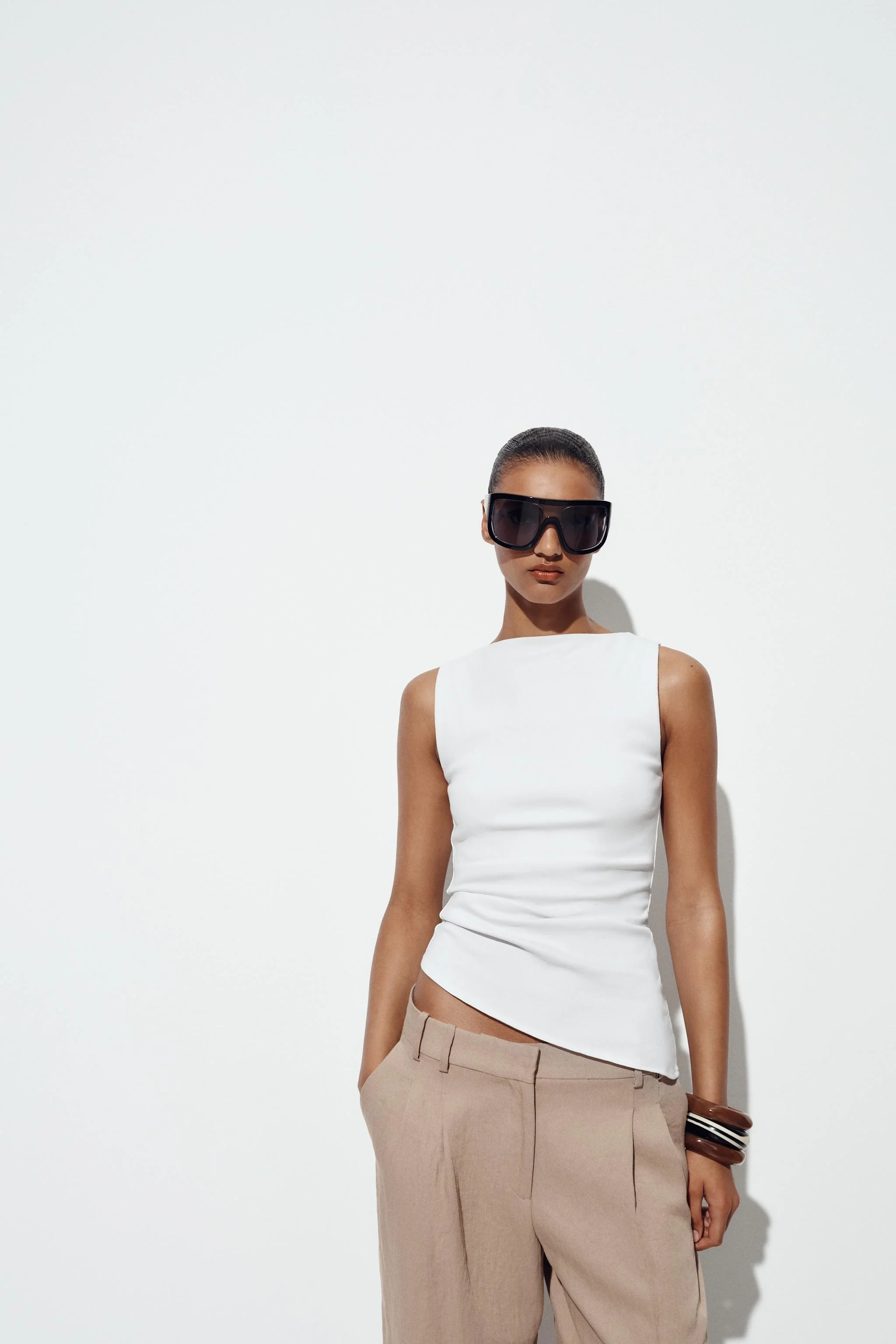 تی شرت آستین حلقه ای یقه قایقی با جزئیات پلیسه در پهلو و لبه نامتقارن