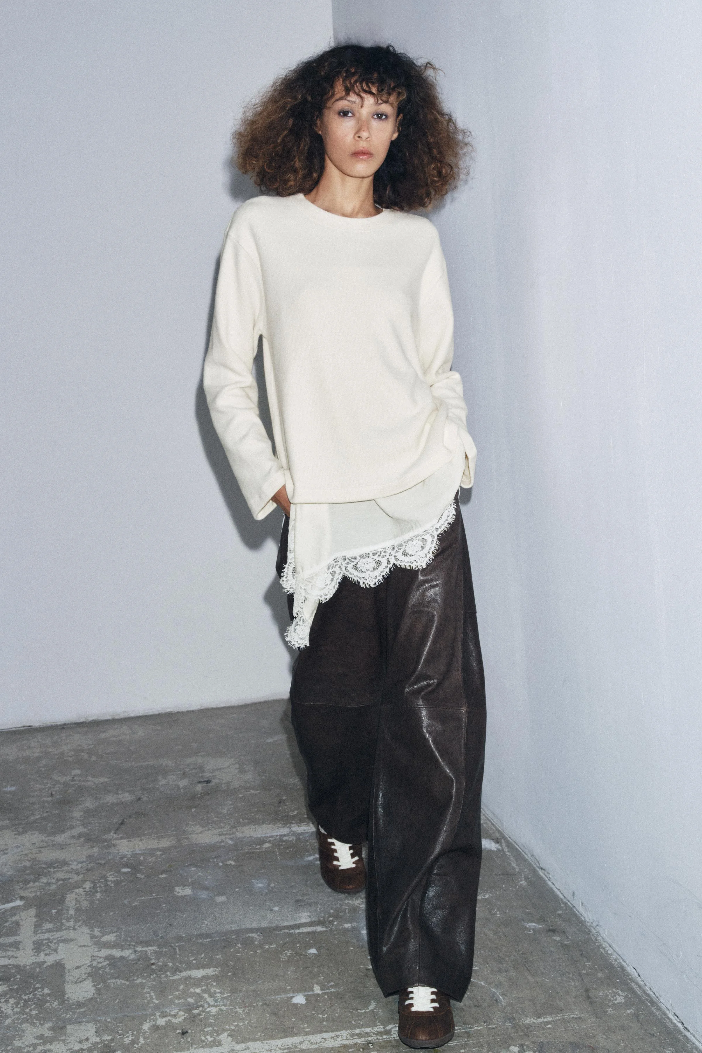 تی شرت آستین بلند با جزئیات گیپور نامتقارن