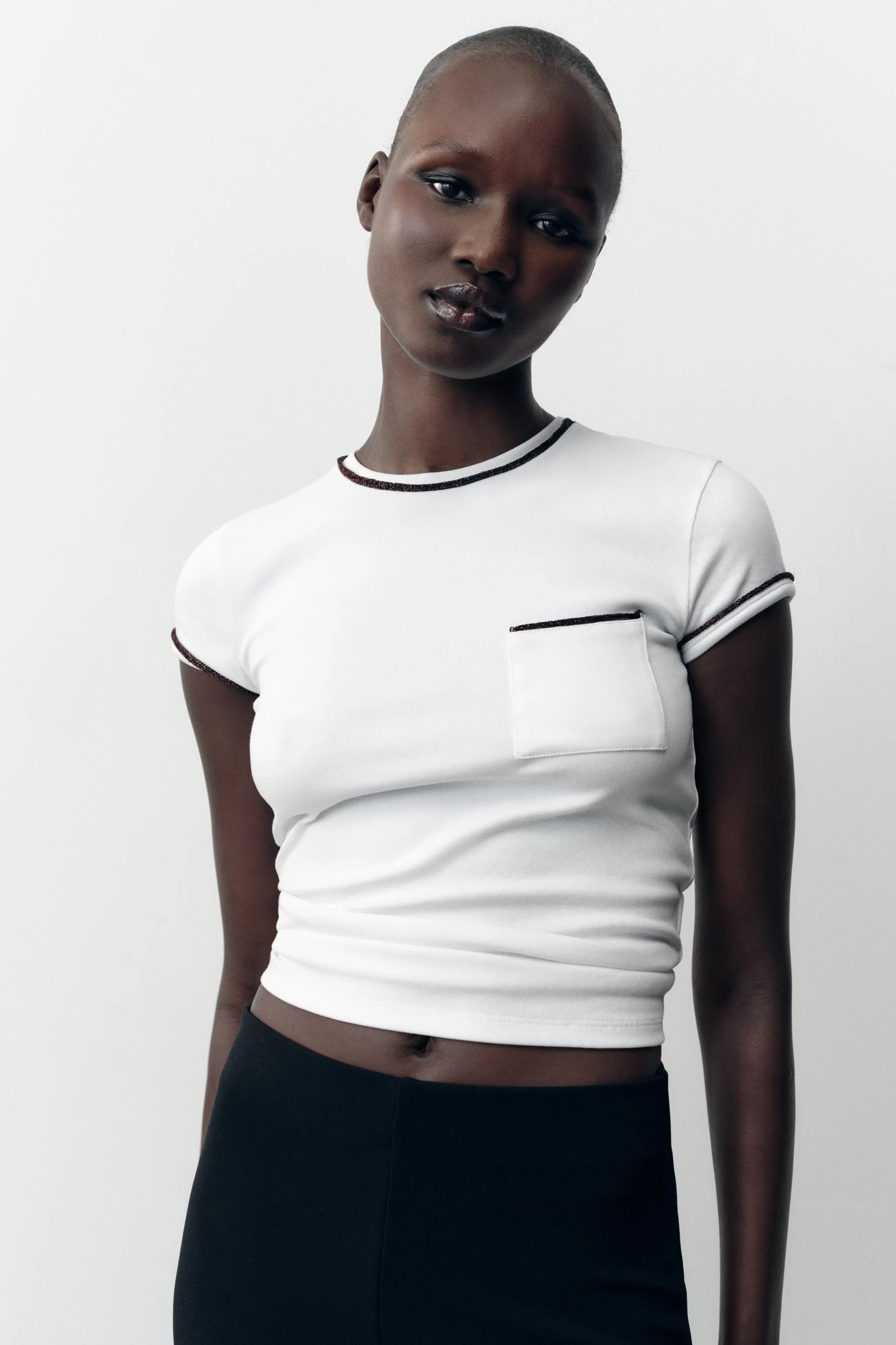 تی شرت با تزیین نخ فلزی