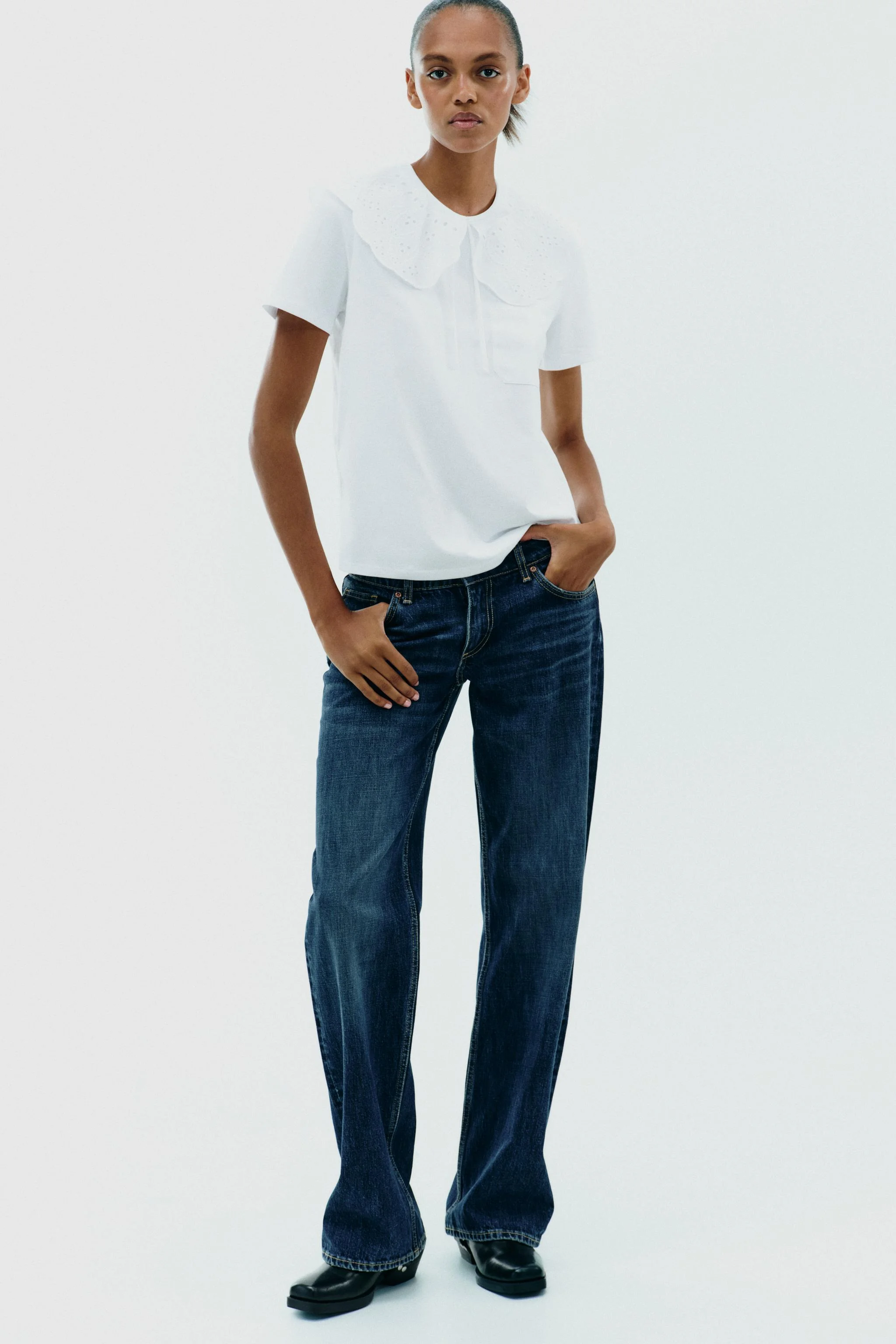 تی شرت آستین کوتاه با یقه پیتر پن گلدوزی شده. دارای یک جیب تکه ای روی سینه. در قسمت پشت با یک دهانه دکمه دار بسته می شود. تی شرت آستین کوتاه با یقه پیتر پن گلدوزی شده. دارای یک جیب تکه ای روی سینه. در قسمت پشت با یک دهانه دکمه دار بسته می شود.