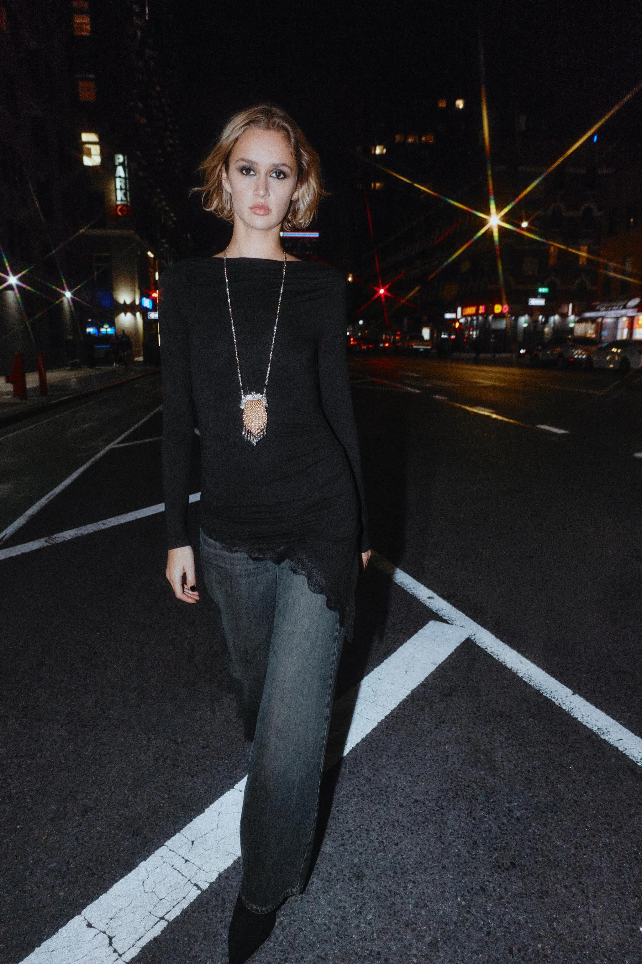 تی شرت یقه قایقی آستین بلند با لبه نامتقارن و تزیینات گیپور تی شرت یقه قایقی آستین بلند با لبه نامتقارن و تزیینات گیپور