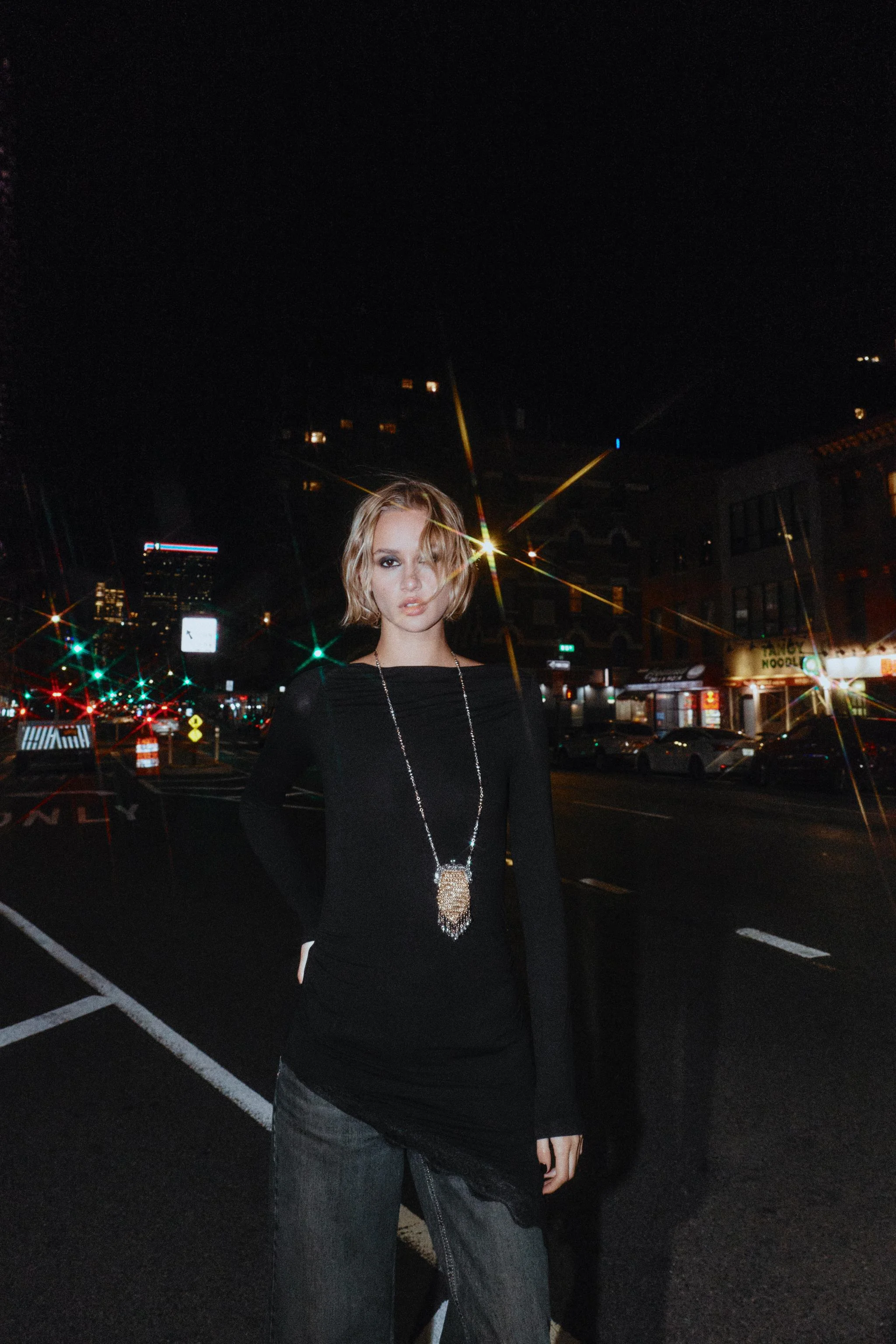 تی شرت یقه قایقی آستین بلند با لبه نامتقارن و تزیینات گیپور تی شرت یقه قایقی آستین بلند با لبه نامتقارن و تزیینات گیپور