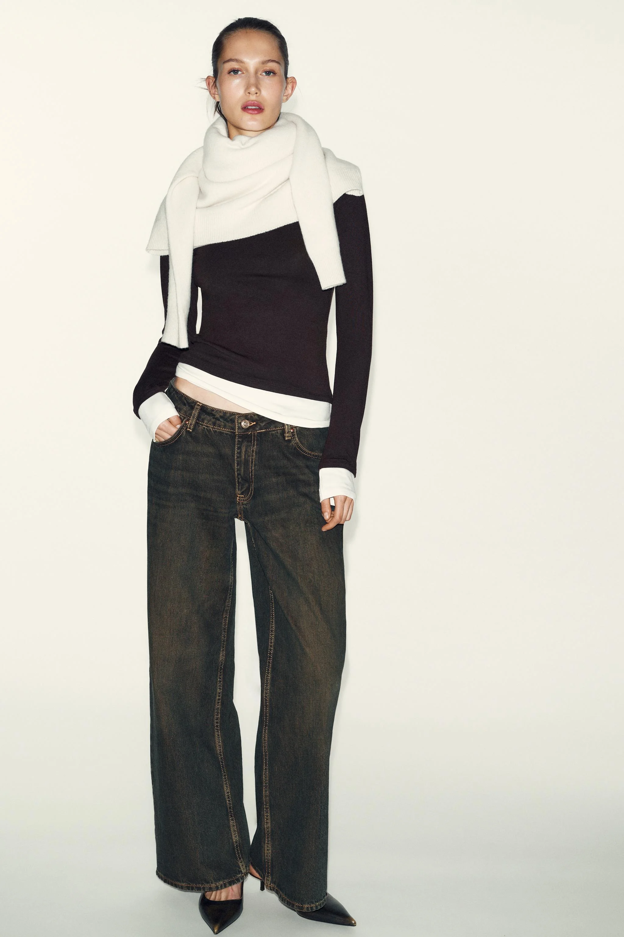 تی شرت یقه گرد با جزئیات لایه ای متضاد تی شرت یقه گرد با جزئیات لایه ای متضاد