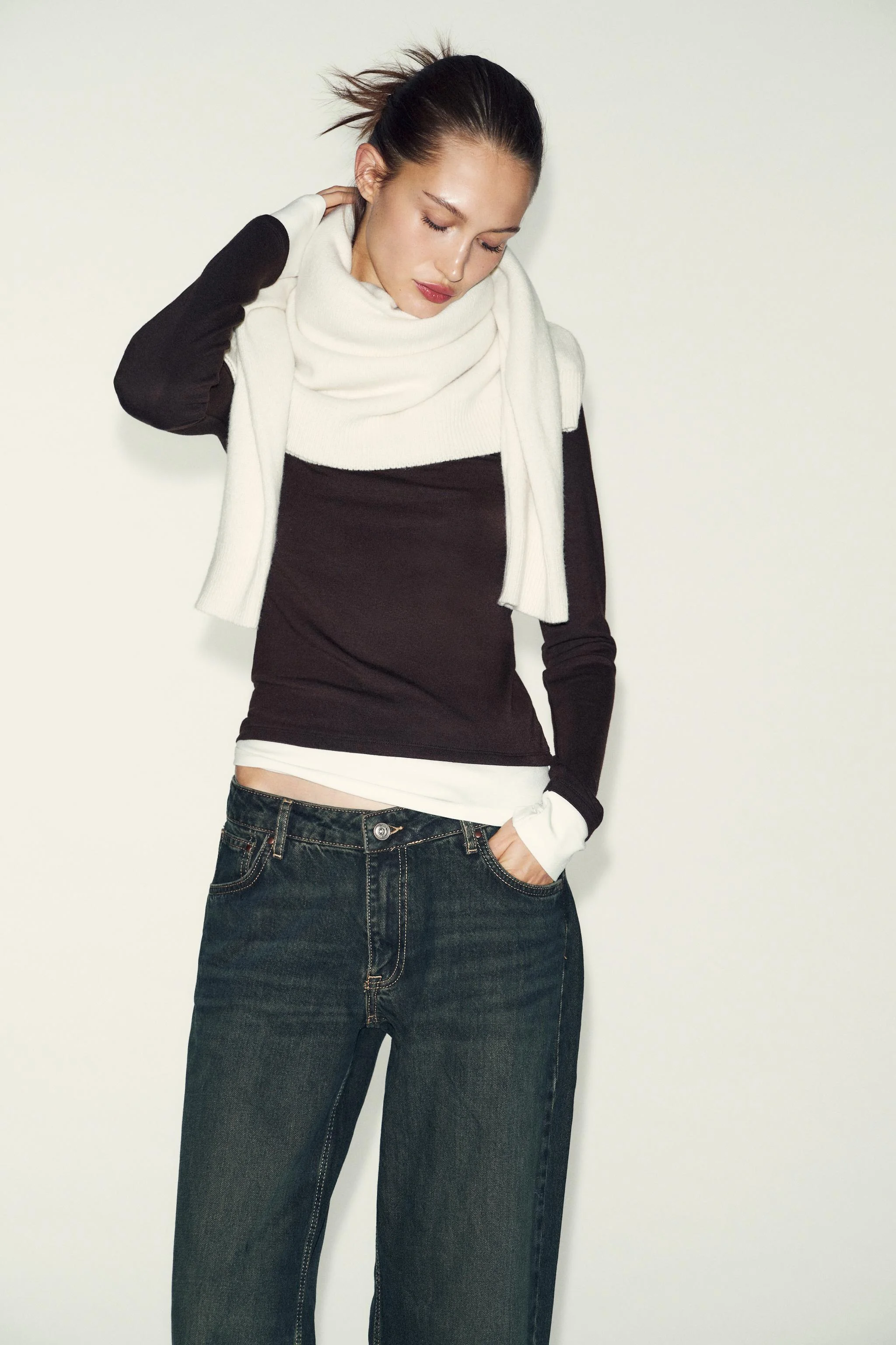 تی شرت یقه گرد با جزئیات لایه ای متضاد