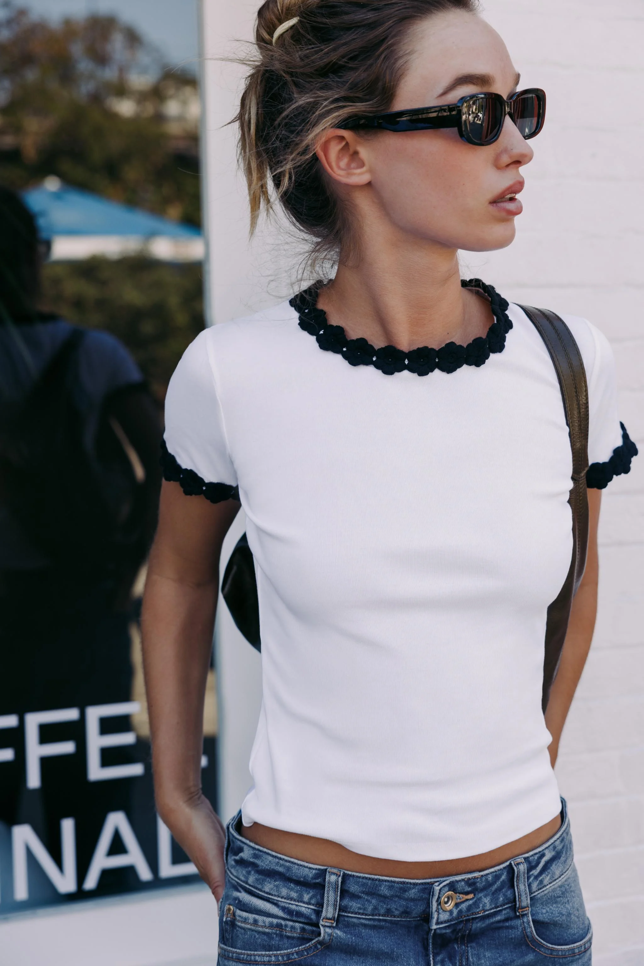 تی شرت با جزئیات گل