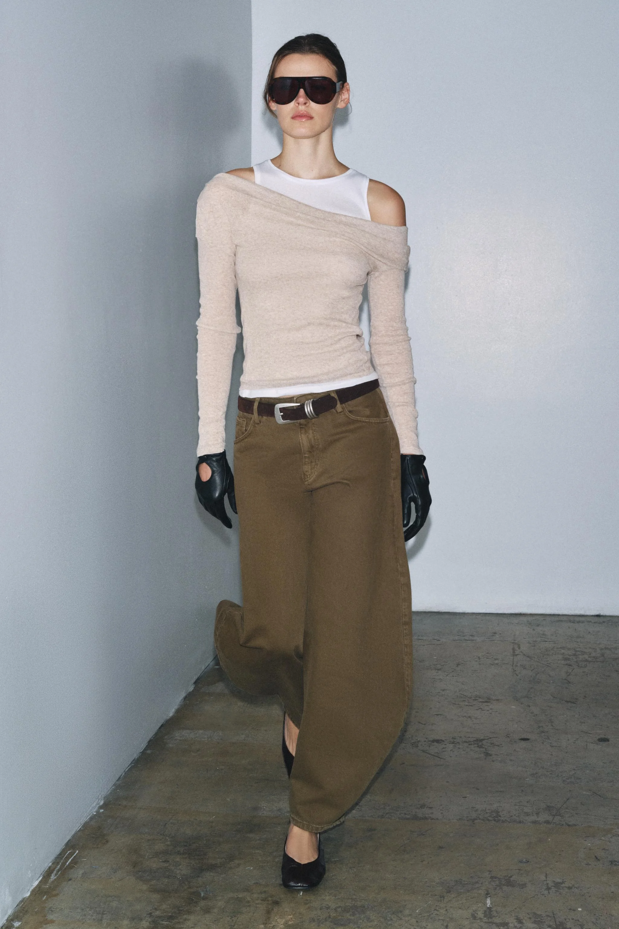 تی شرت آستین بلند با طرح لایه ای نامتقارن تی شرت آستین بلند با طرح لایه ای نامتقارن