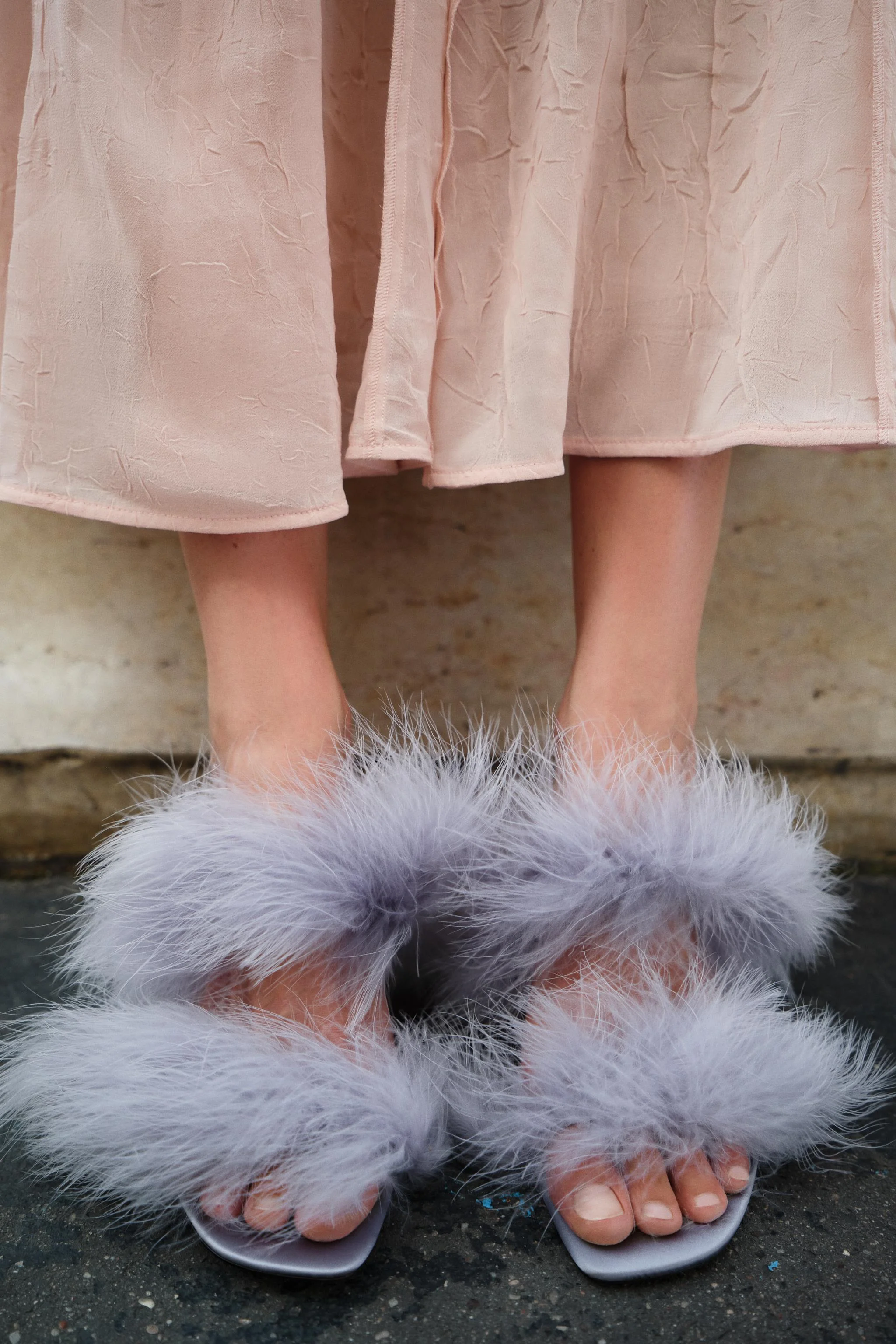 صندل پاشنه دار پر دار