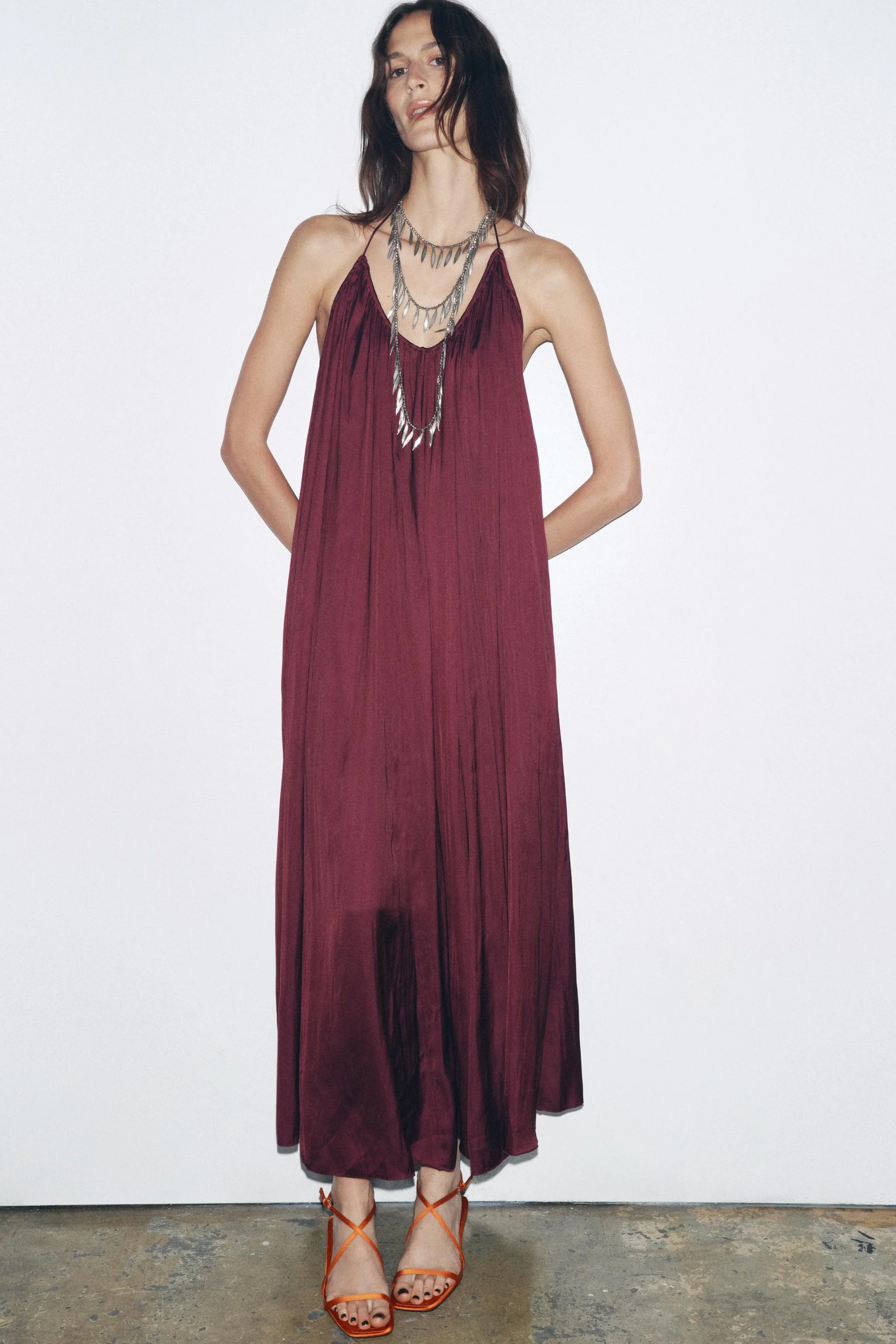 صندل پاشنه دار با بندهای ضربدری با جلوه ساتن