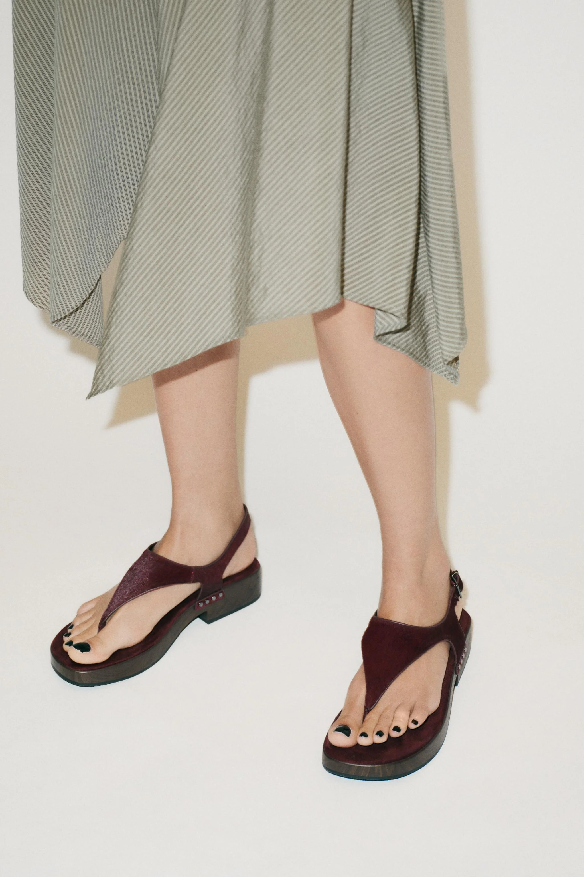 صندل های چرمی با تزئینات پرچ