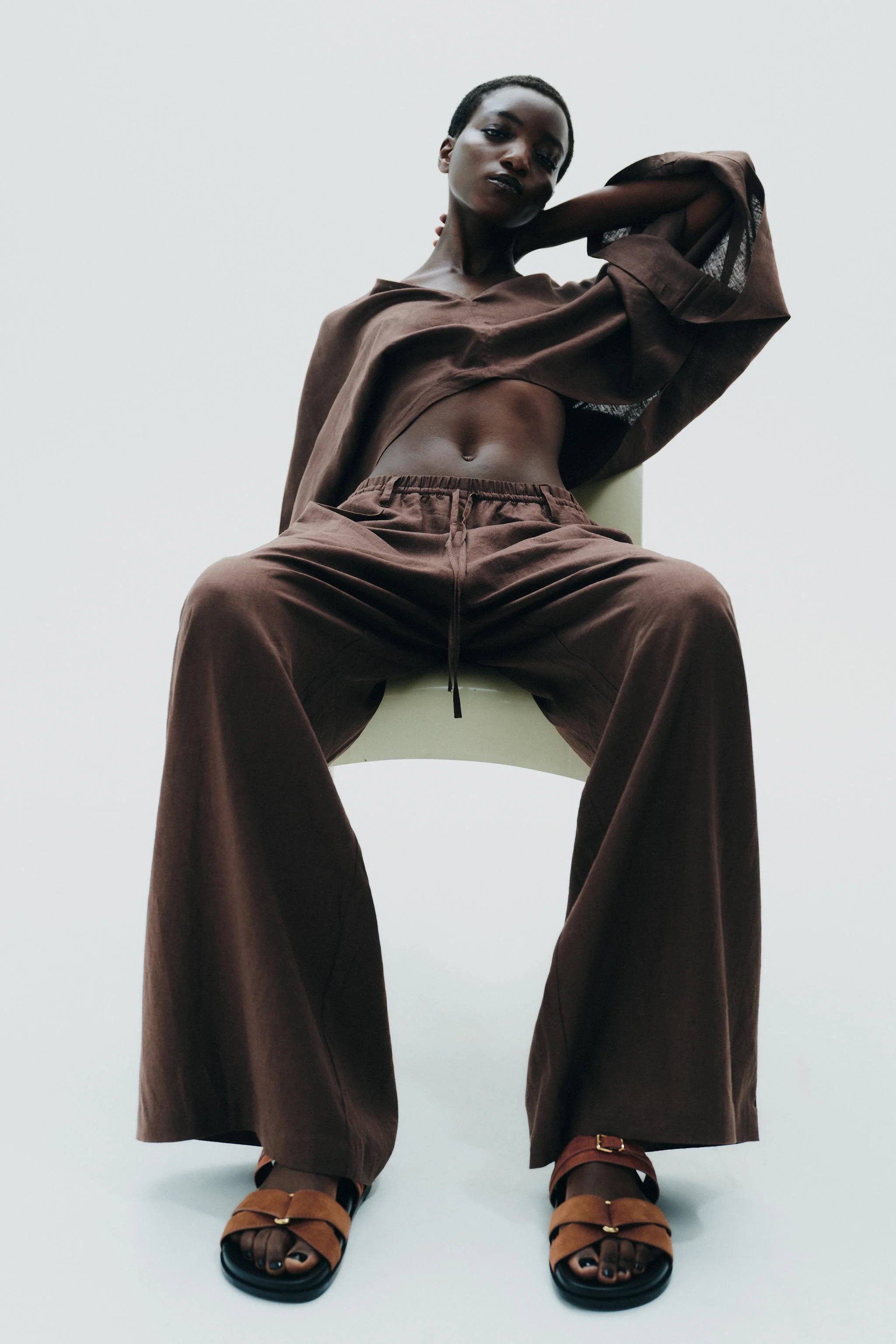 صندل های تخت با بند ضربدری از جنس جیر