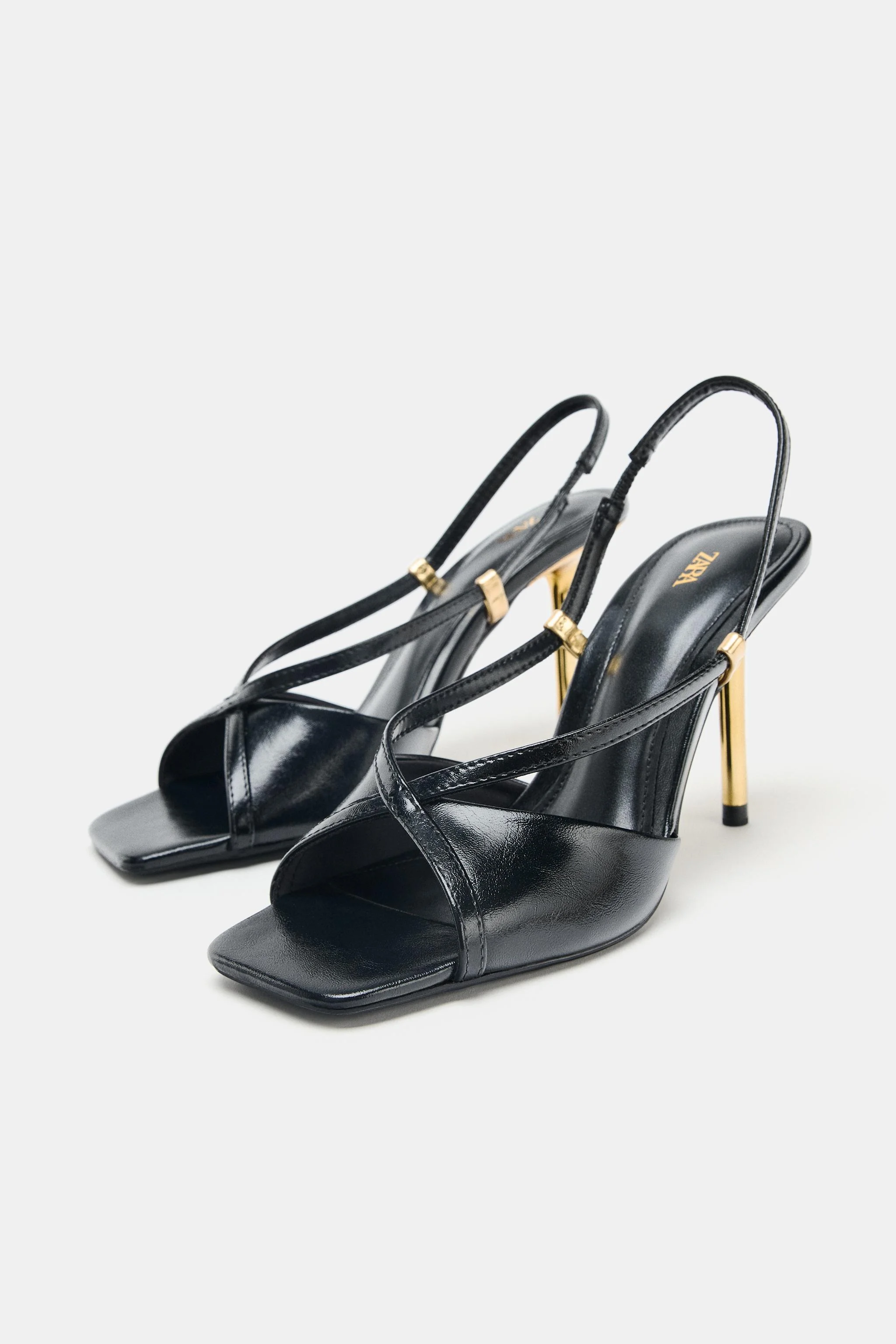 صندل پاشنه دار با جزئیات فلزی