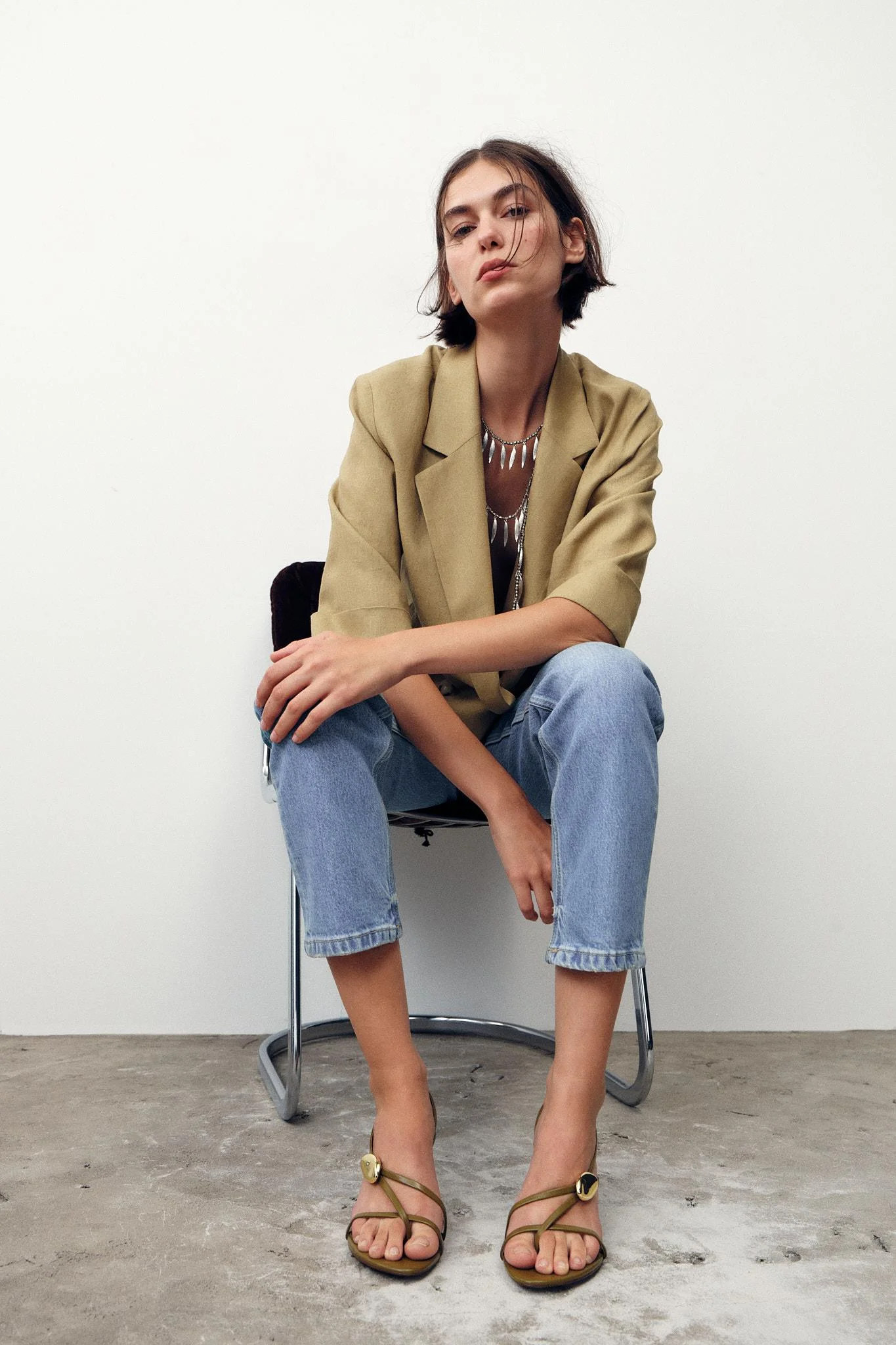 صندل پاشنه دار با جزئیات فلزی روی بند