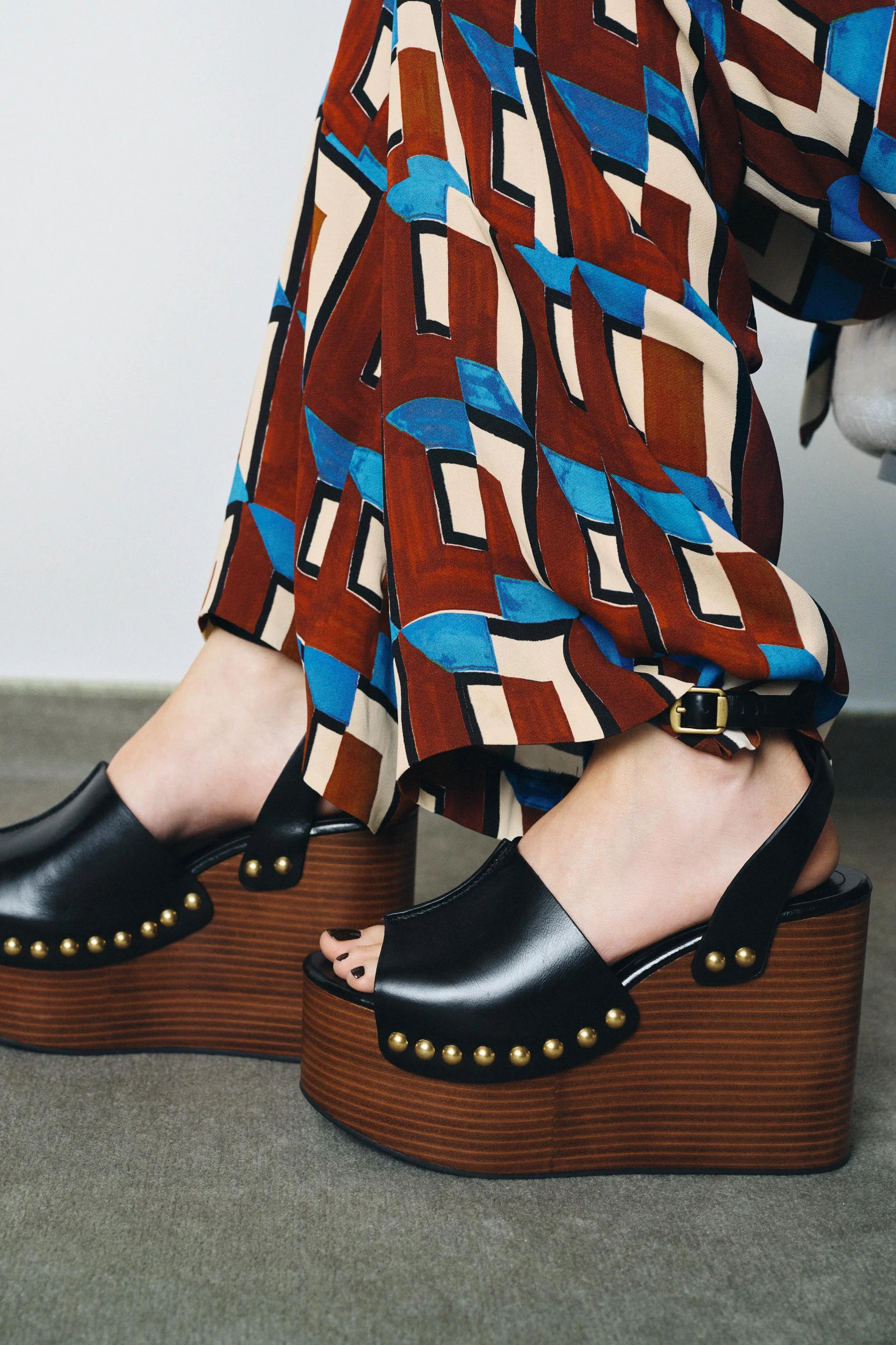 صندل های لژدار چرمی با تزئینات پرچ