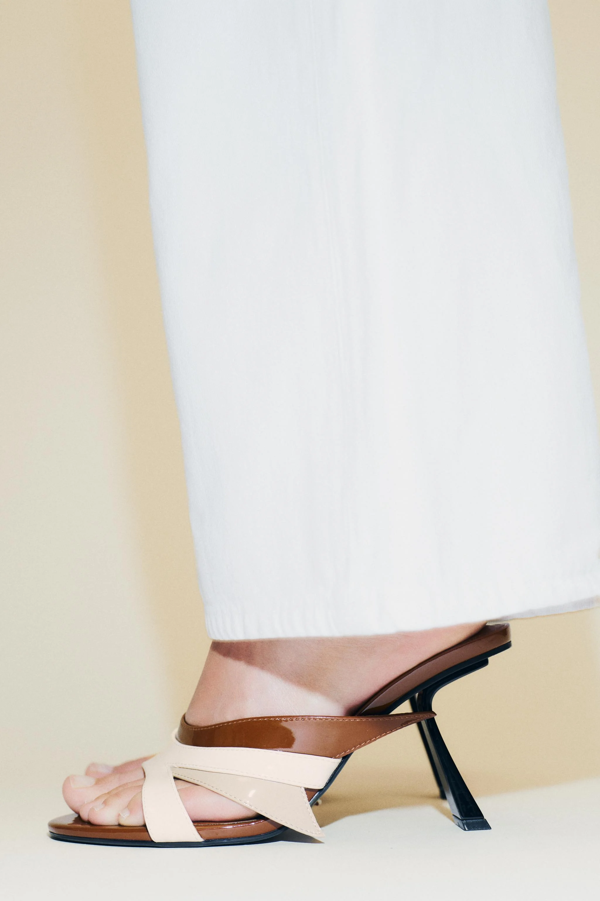 صندل پاشنه دار نامتقارن