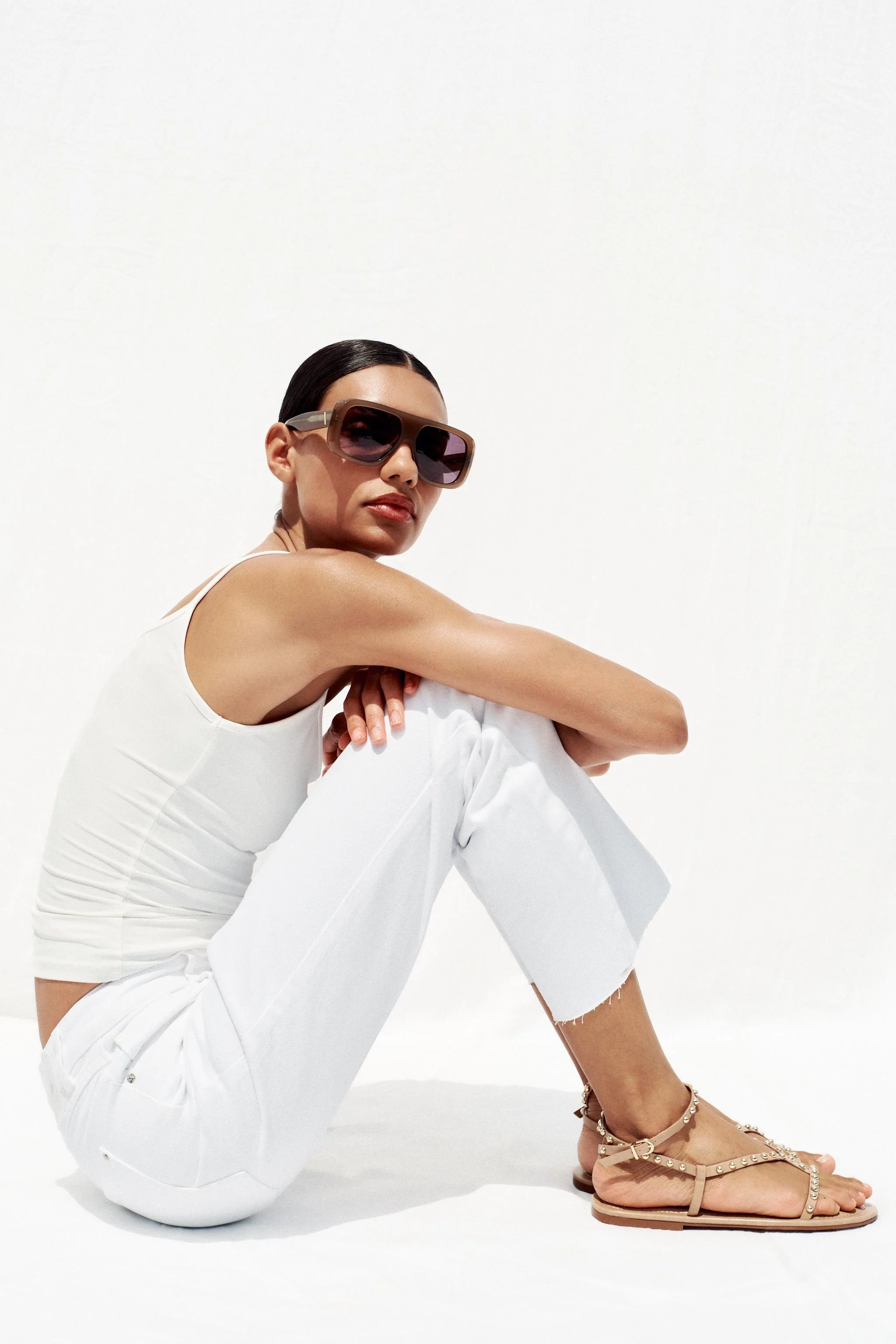 صندل تخت با بندهای مهره‌دار فلزی