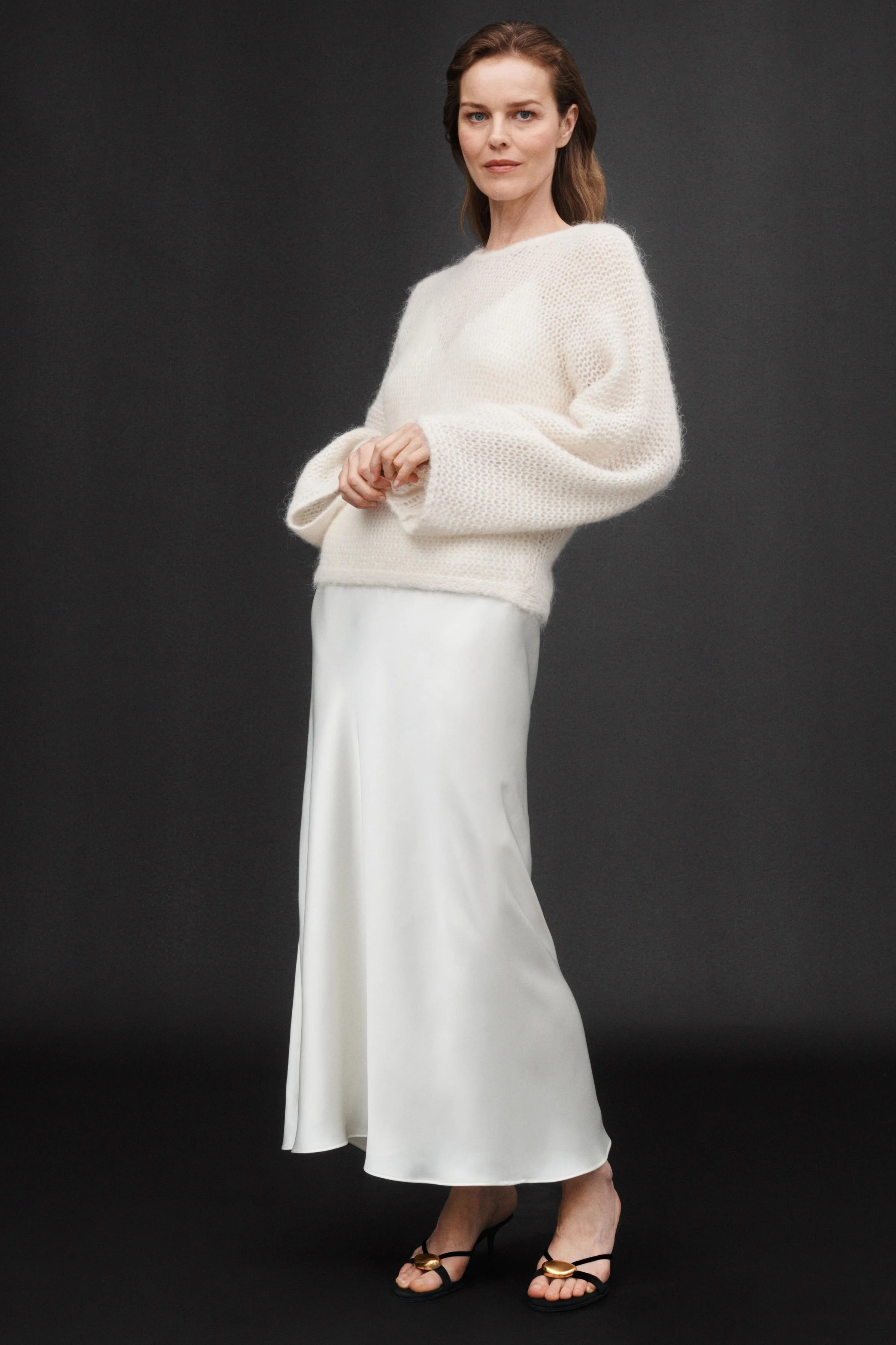 صندل چرمی با جزئیات فلزی پنجاهمین سالگرد