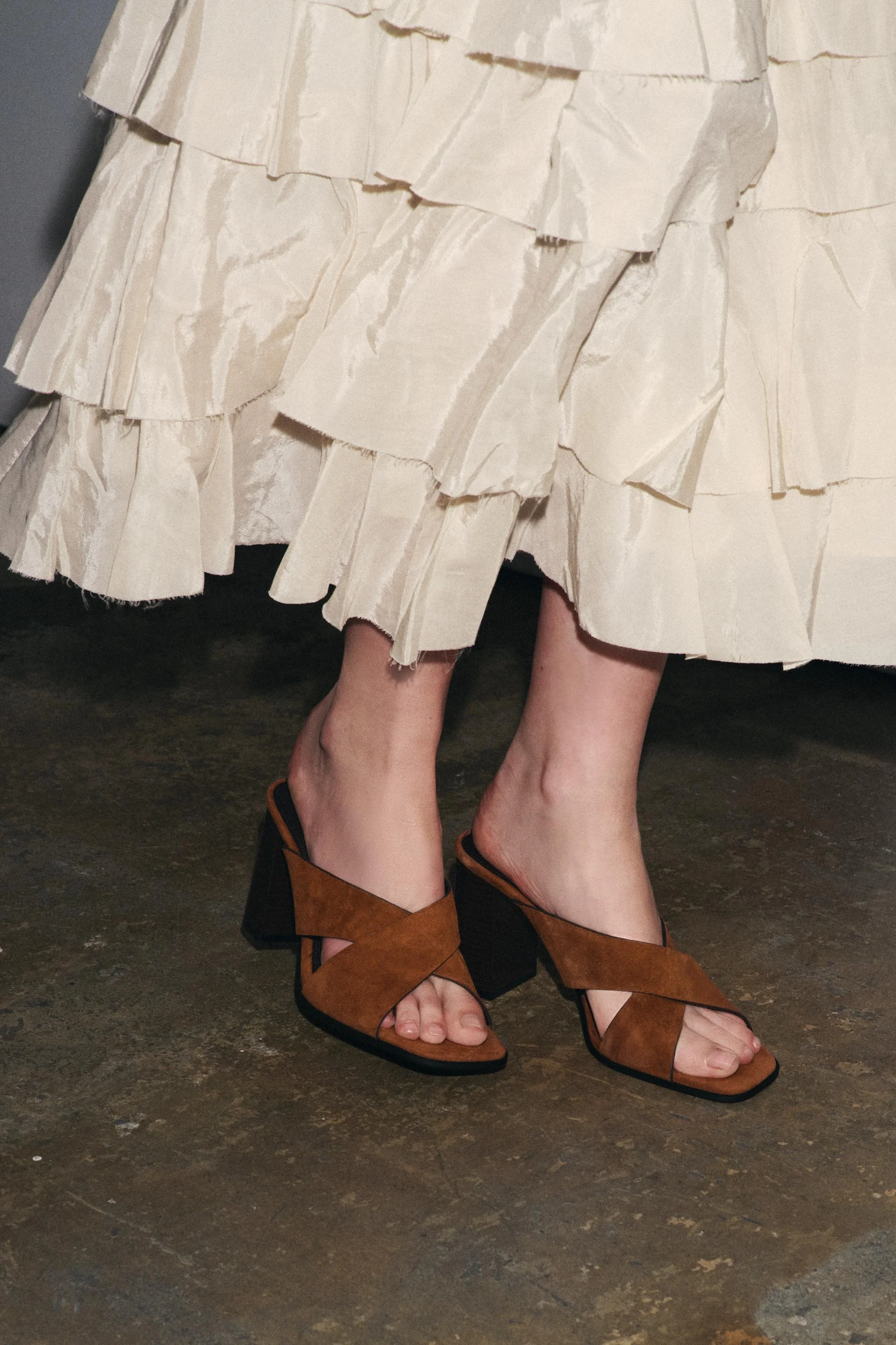 صندل های پاشنه دار پهن از جنس جیر