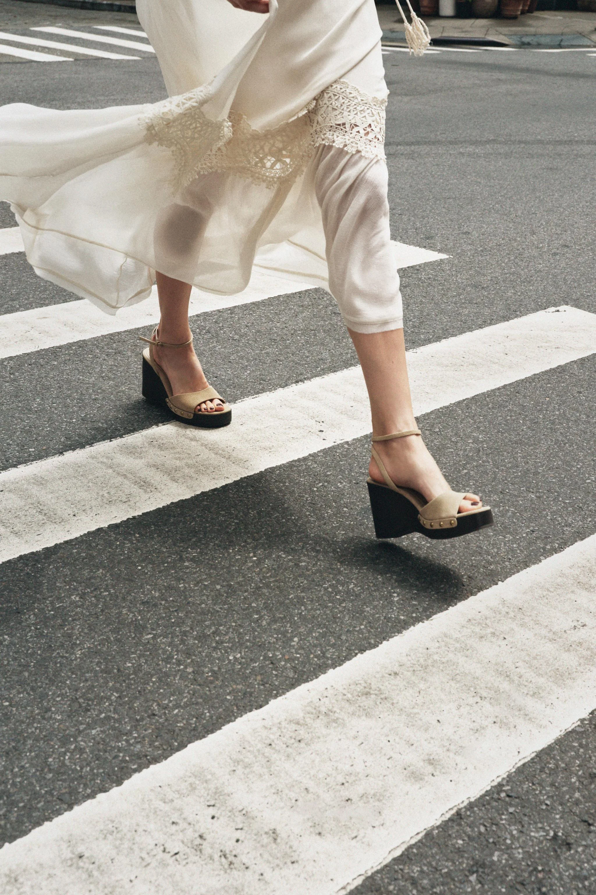 صندل های جیر شکافته با تزئینات پرچ