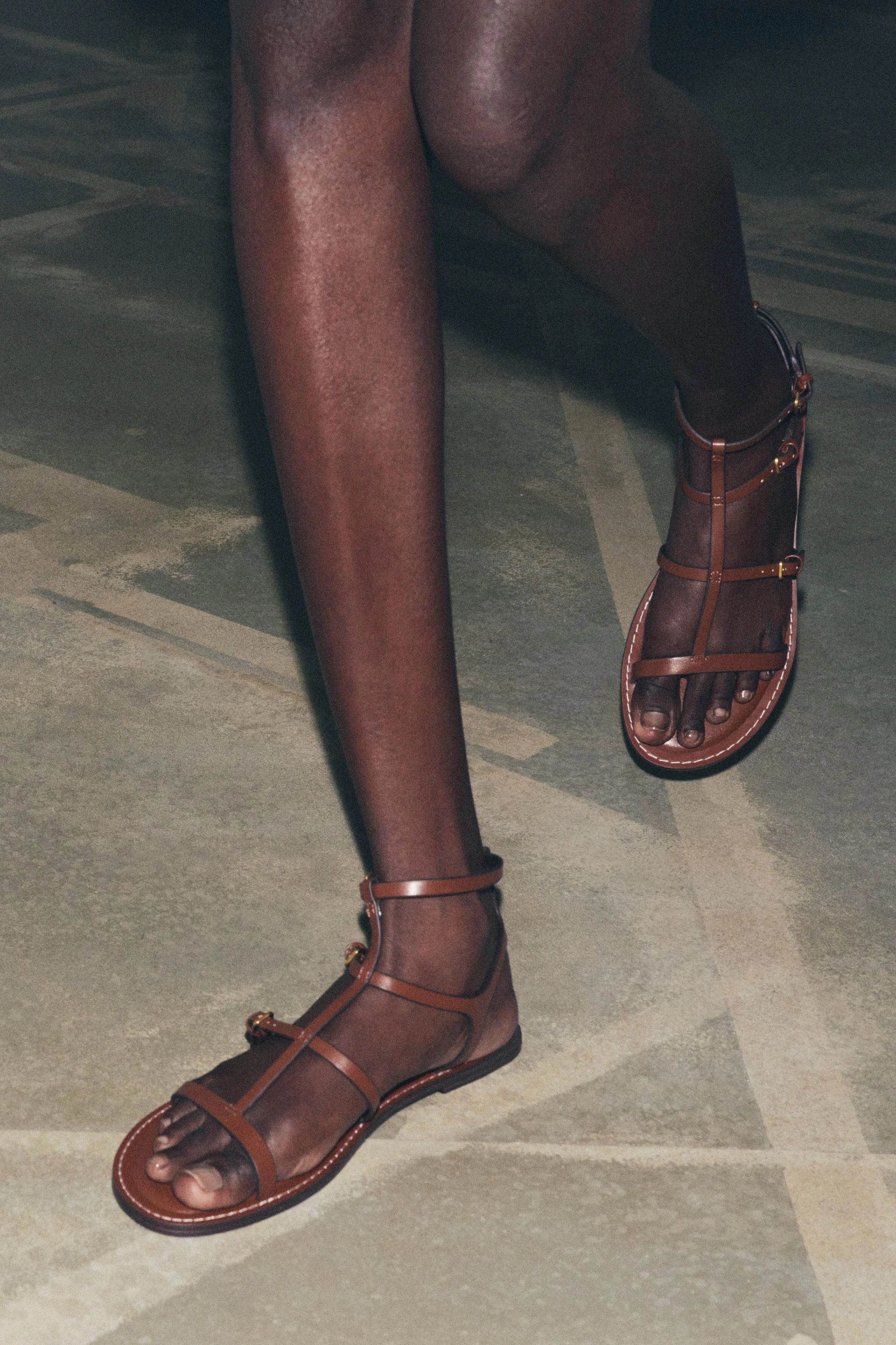 صندل های سگک دار بند دار