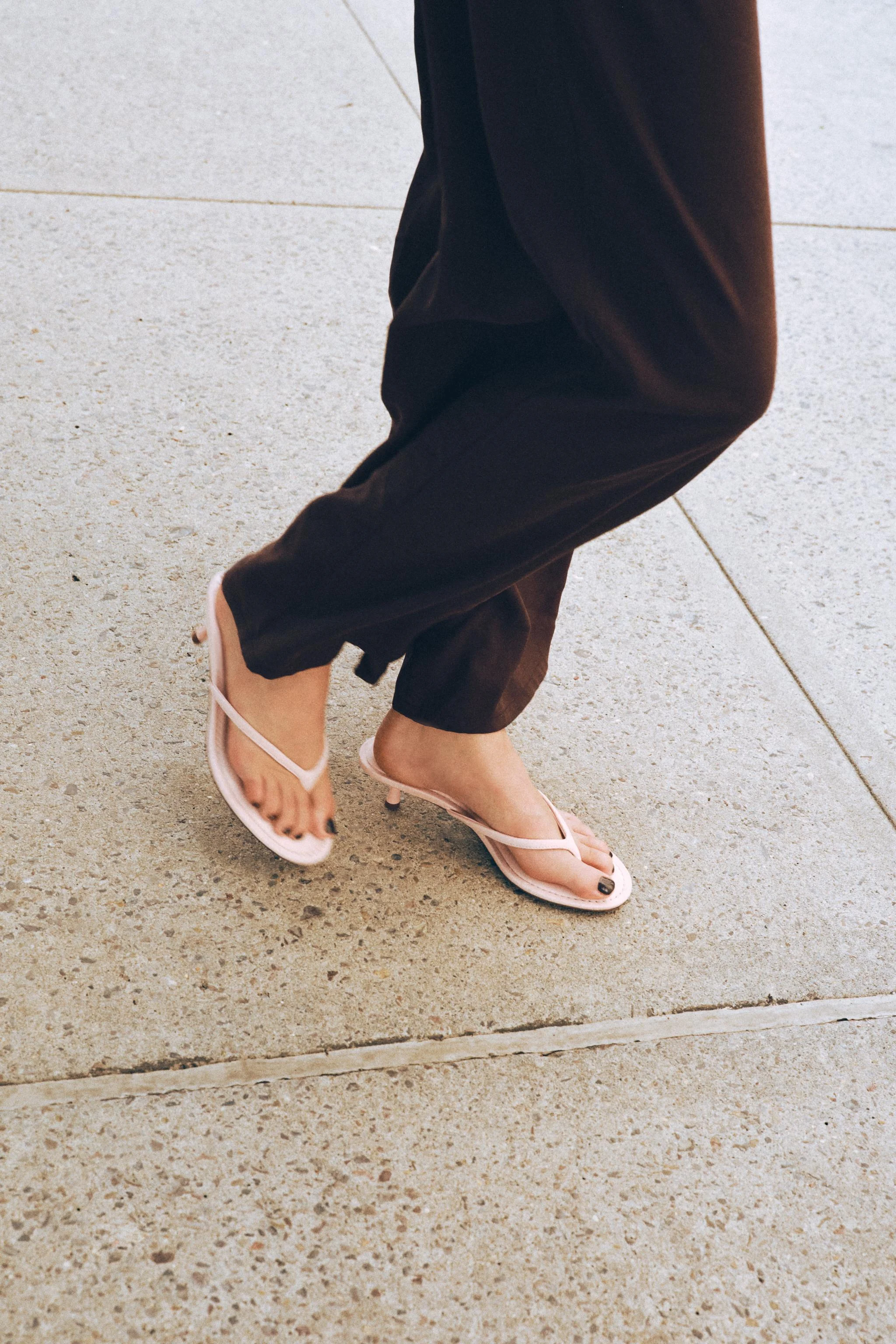 صندل های پاشنه بچه گربه ای با افکت نرم