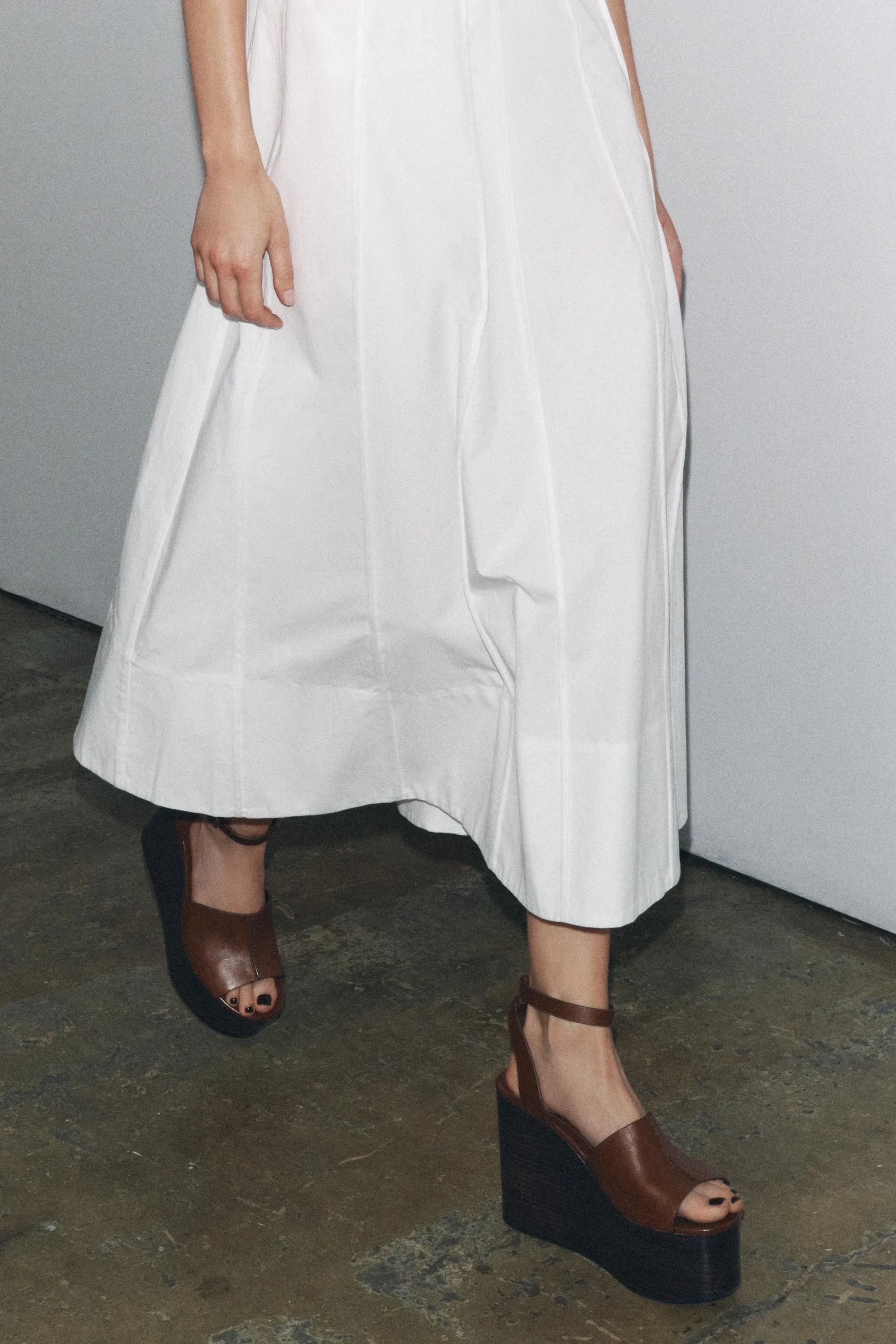 صندل چرمی لژدار بنددار صندل چرمی لژدار بنددار