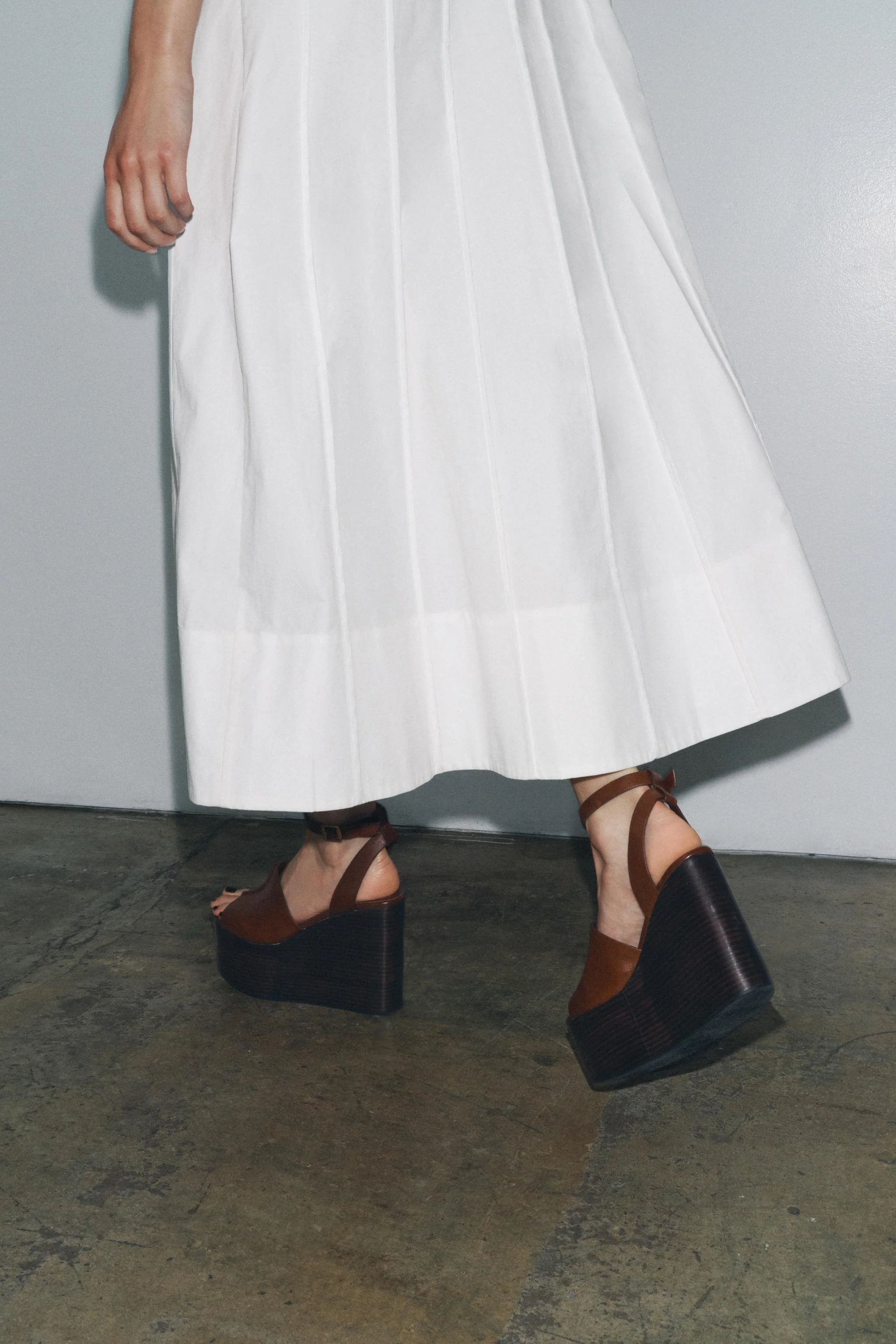 صندل چرمی لژدار بنددار صندل چرمی لژدار بنددار