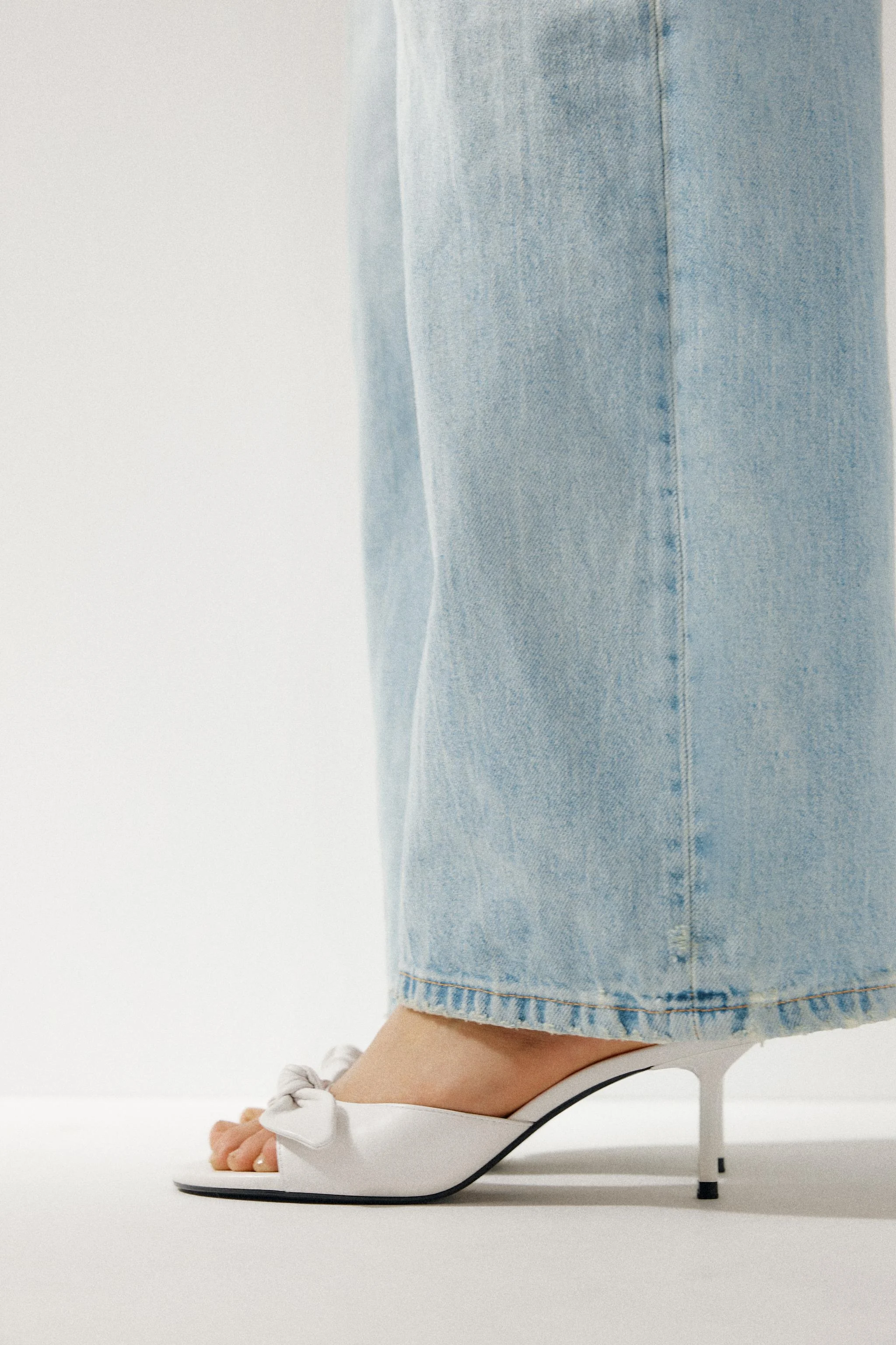 صندل پاشنه دار کمانی چرمی