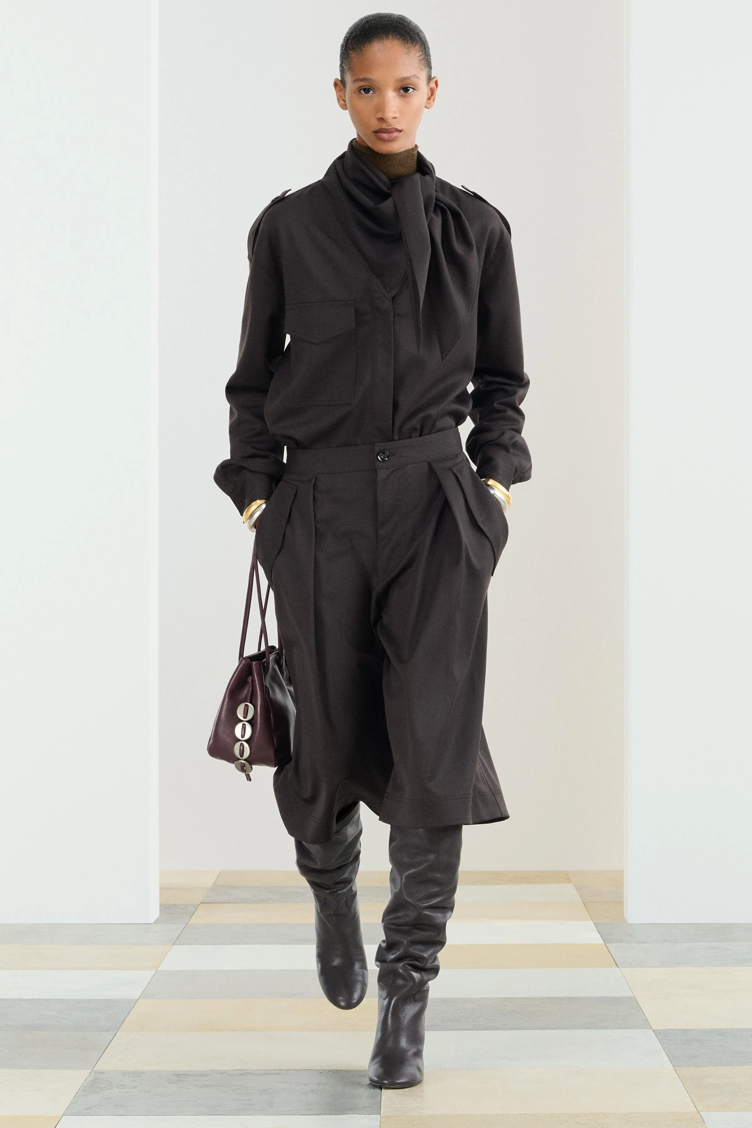 پیراهن بافتنی با 29% ویسکوز. یقه ایستاده به همراه شال گردن از جنس مشابه. آستین های بلند مچ دار. جیب های پاکتی روی سینه با دکمه. لبه پایین گرد نامتقارن. جلوی دکمه دار.