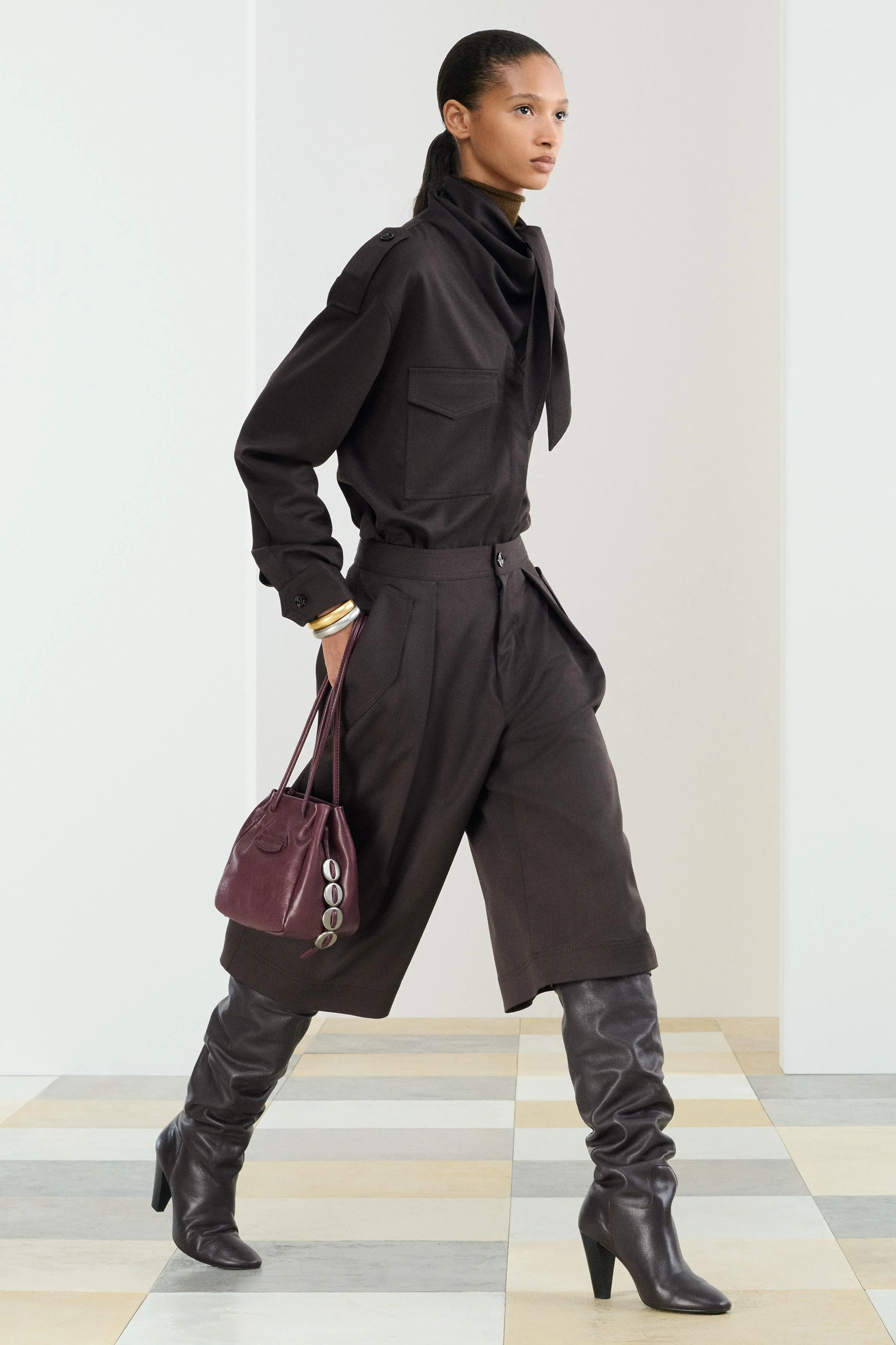 پیراهن بافتنی با 29% ویسکوز. یقه ایستاده به همراه شال گردن از جنس مشابه. آستین های بلند مچ دار. جیب های پاکتی روی سینه با دکمه. لبه پایین گرد نامتقارن. جلوی دکمه دار.