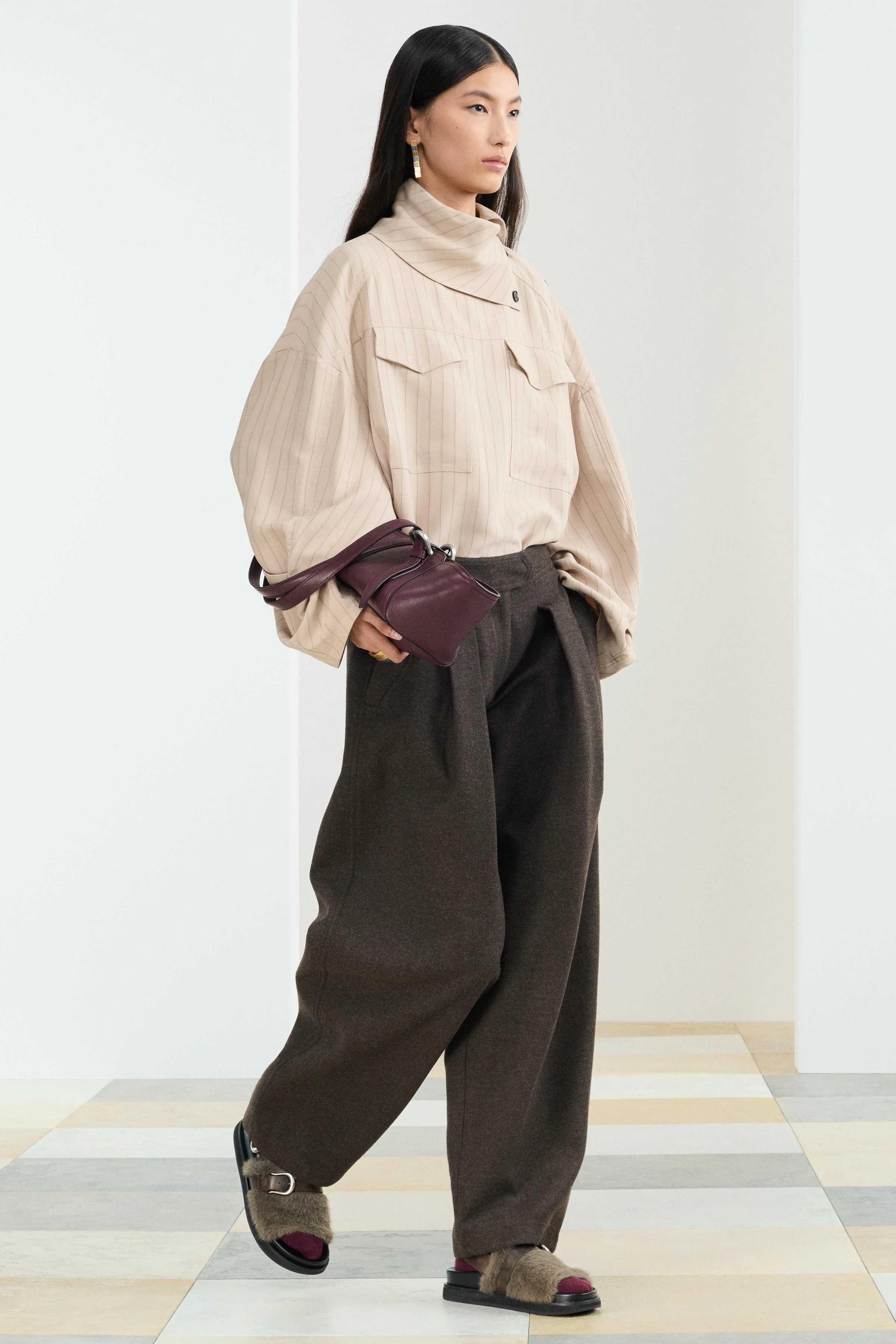 پیراهن ویسکوز با یقه برگردان و آستین های بلند به همراه دکمه. دارای جیب های پاکتی روی سینه، دکمه های تزیینی روی شانه، راه راه های متضاد و لبه گرد.