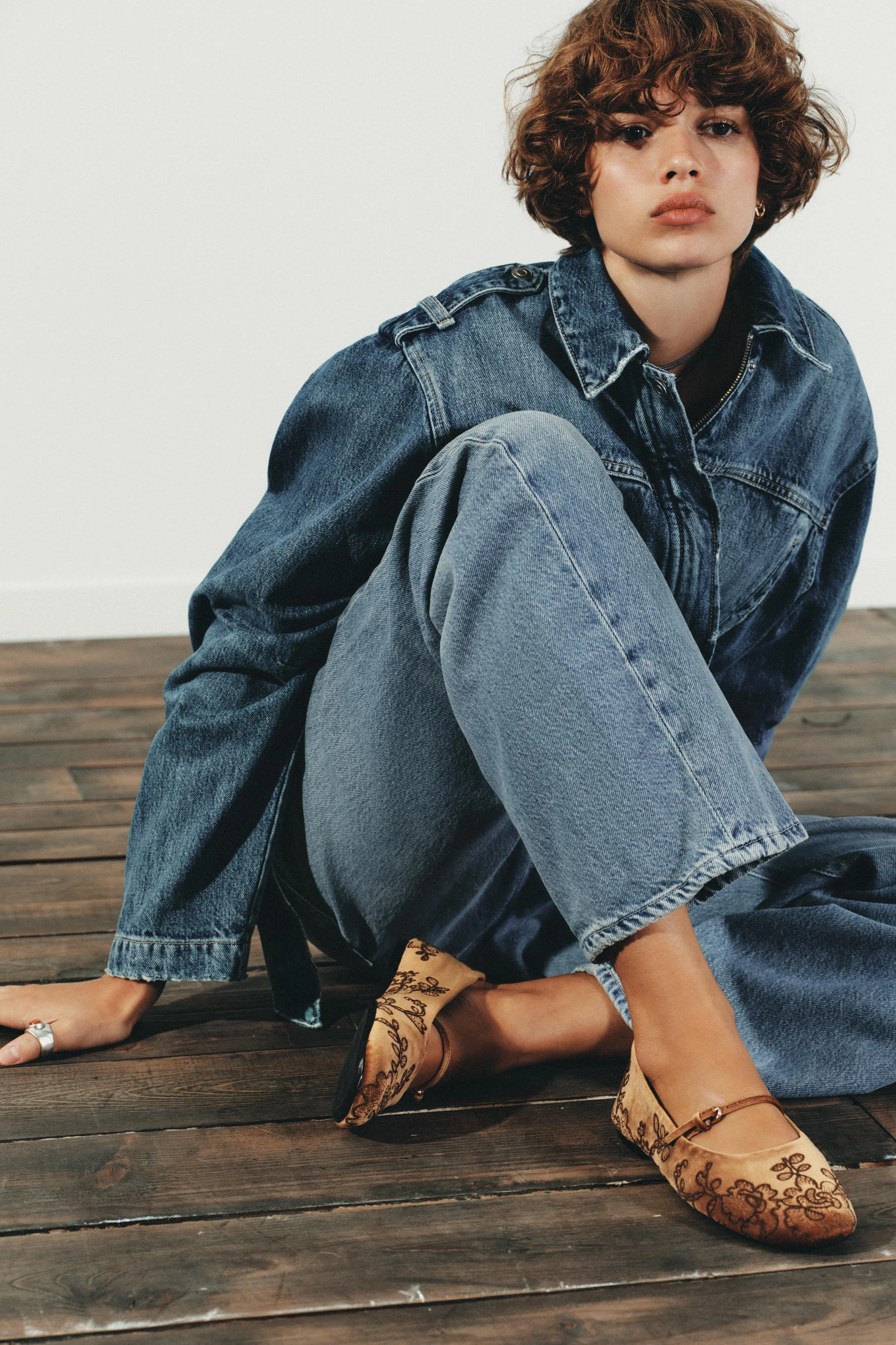 کفش باله با طرح مخملی و گلدوزی کفش باله با طرح مخملی و گلدوزی