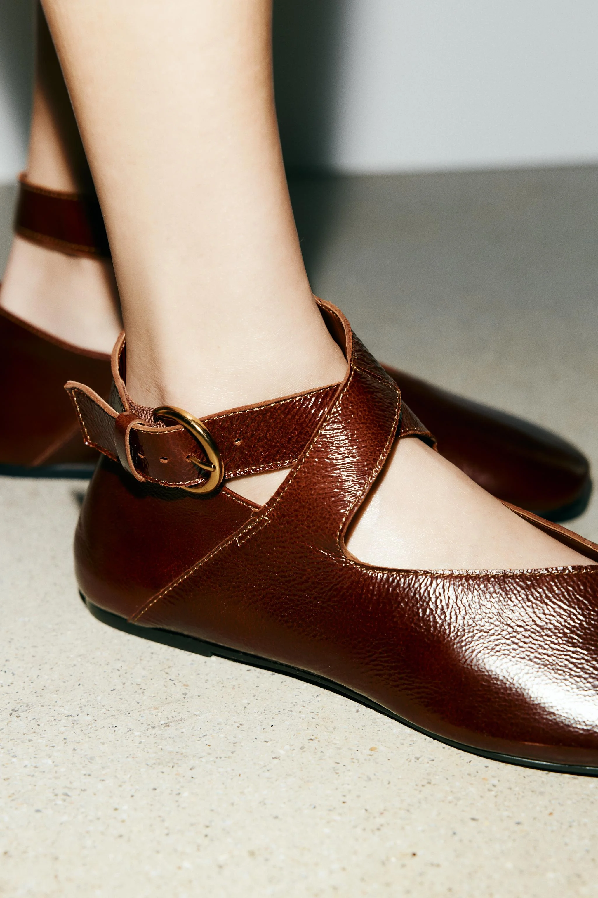 کفش باله تخت چرمی با جلوه ورنی کفش باله تخت چرمی با جلوه ورنی