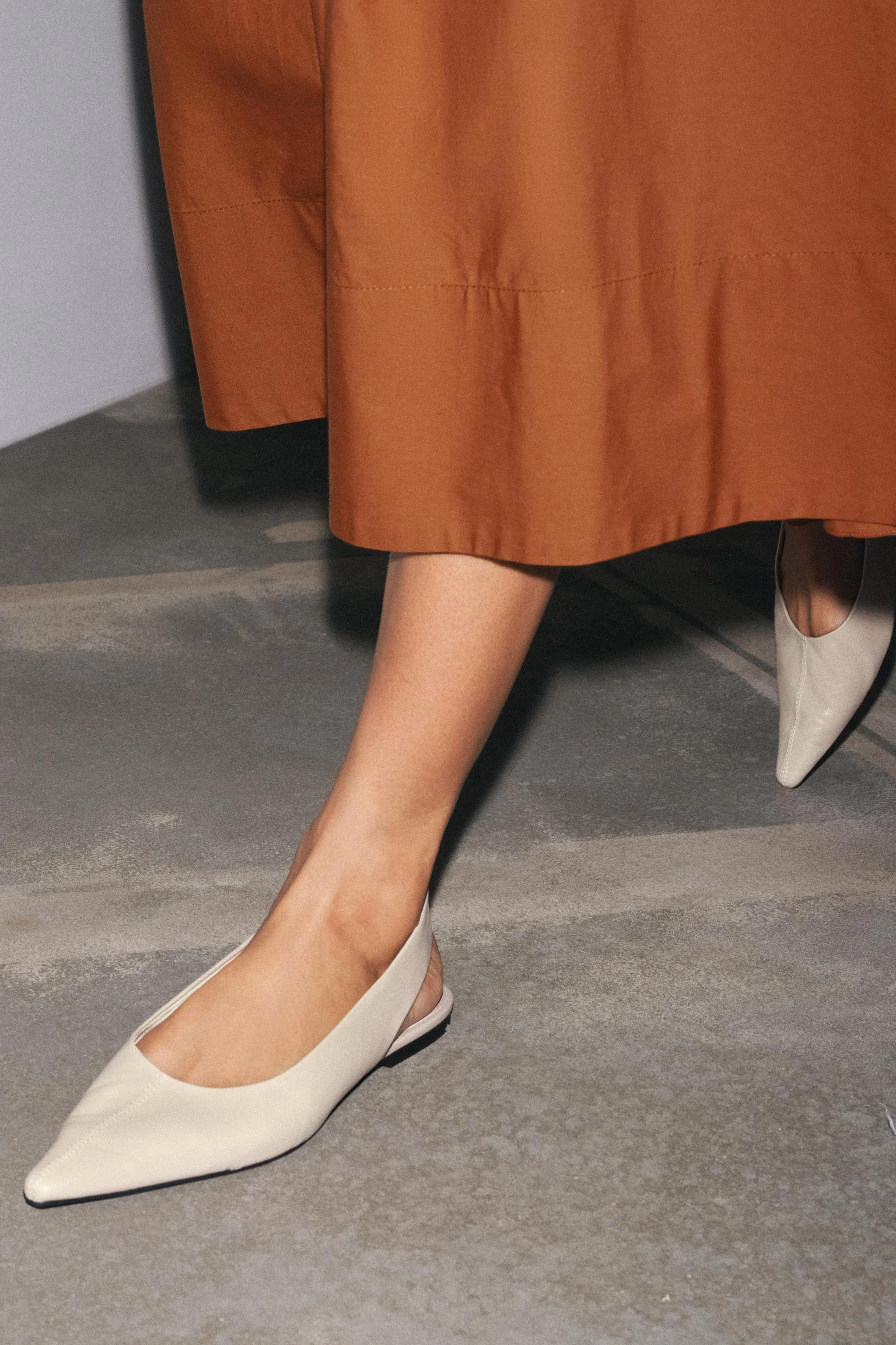 کفش باله پشتی چرمی کفش باله پشتی چرمی