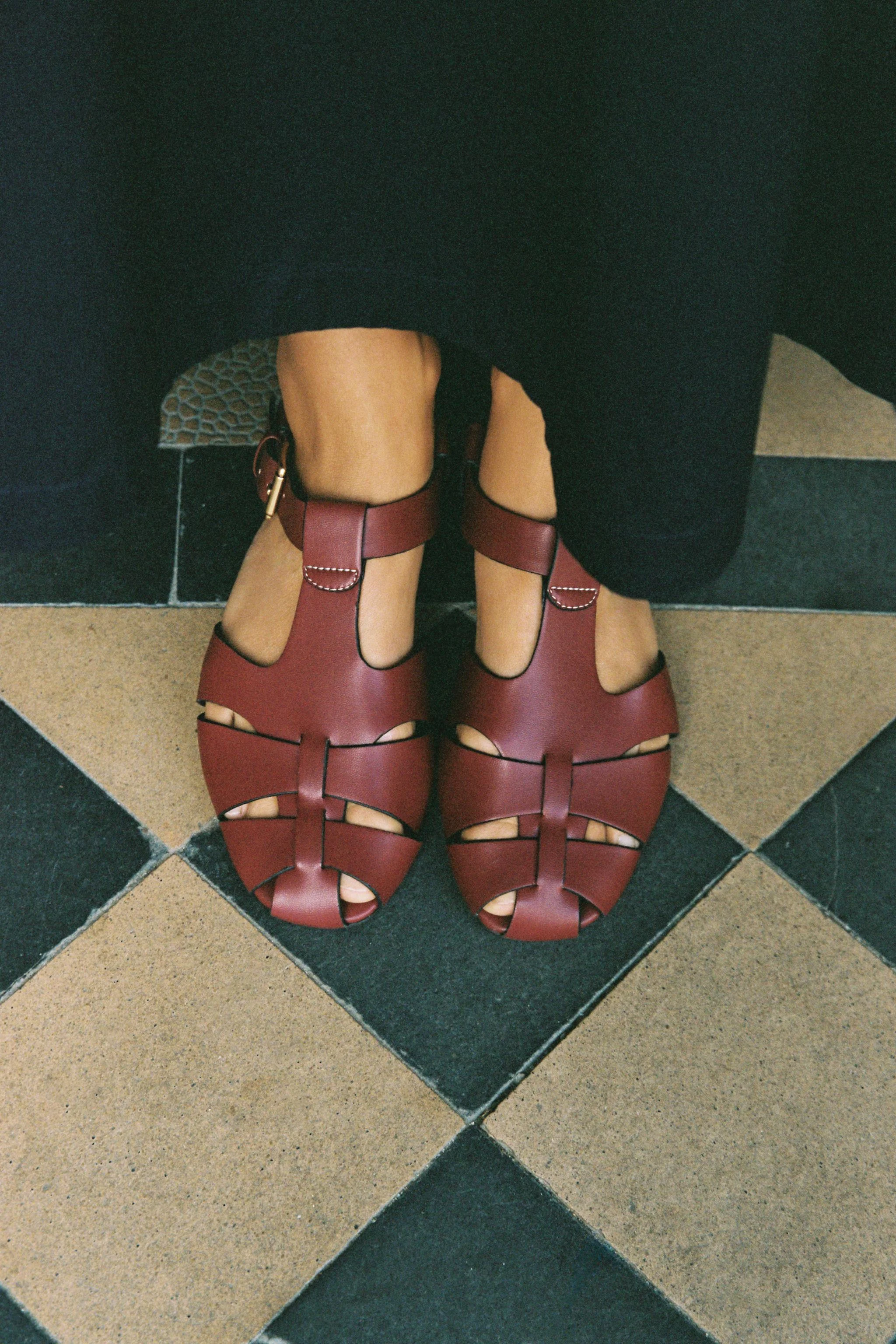 صندل های قفسی تخت. دارای بندهای ضربدری در قسمت جلو. بست بند سگکی دور مچ پا. پنجه گرد. ارتفاع زیره: 2 سانتی متر / 0.7 اینچ. صندل های قفسی تخت. دارای بندهای ضربدری در قسمت جلو. بست بند سگکی دور مچ پا. پنجه گرد. ارتفاع زیره: 2 سانتی متر / 0.7 اینچ.