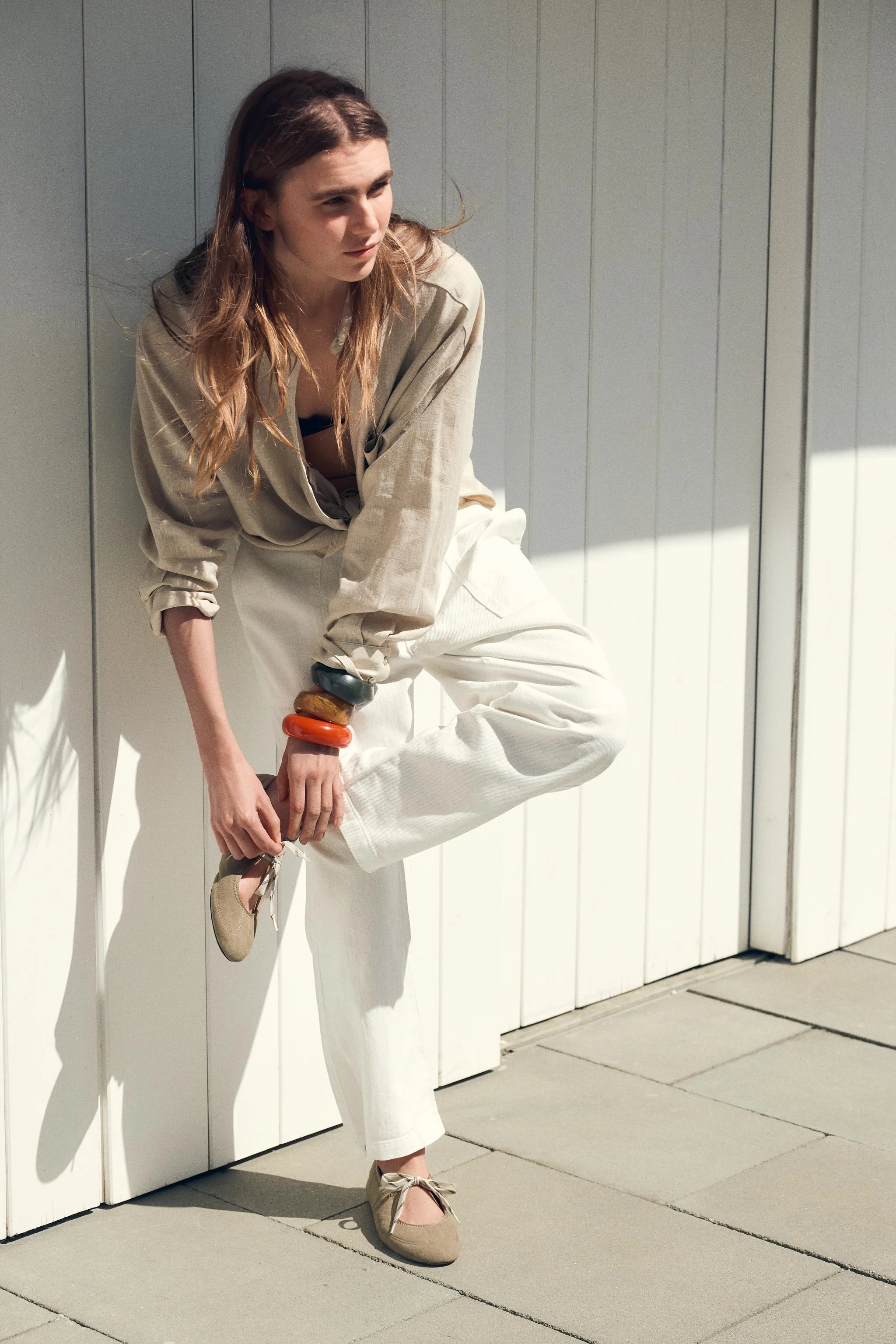 کفش باله تخت بند دار از جنس چرم جیر کفش باله تخت بند دار از جنس چرم جیر