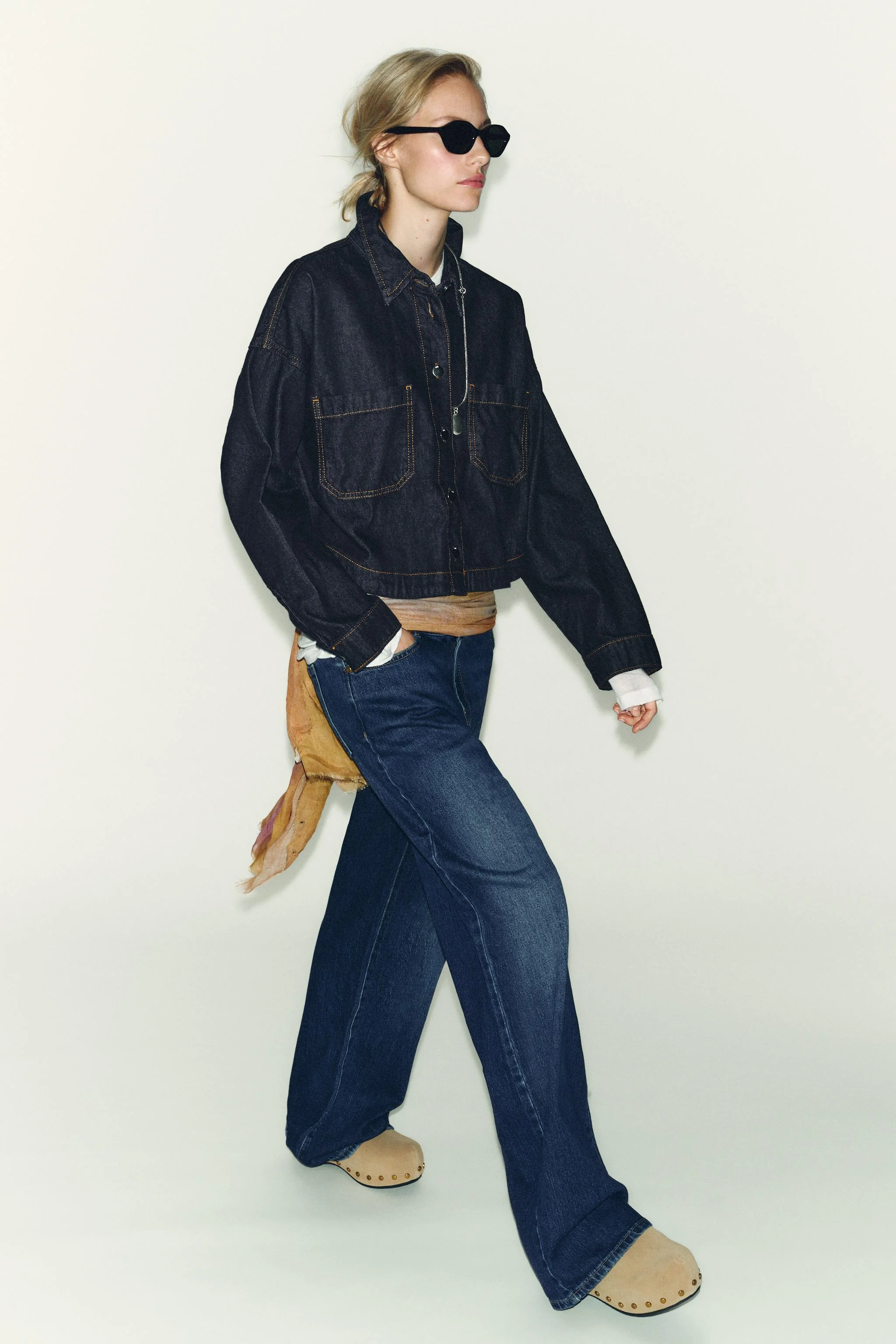 کفش های چوبی جیر شکافته با میخ پرچ کفش های چوبی جیر شکافته با میخ پرچ