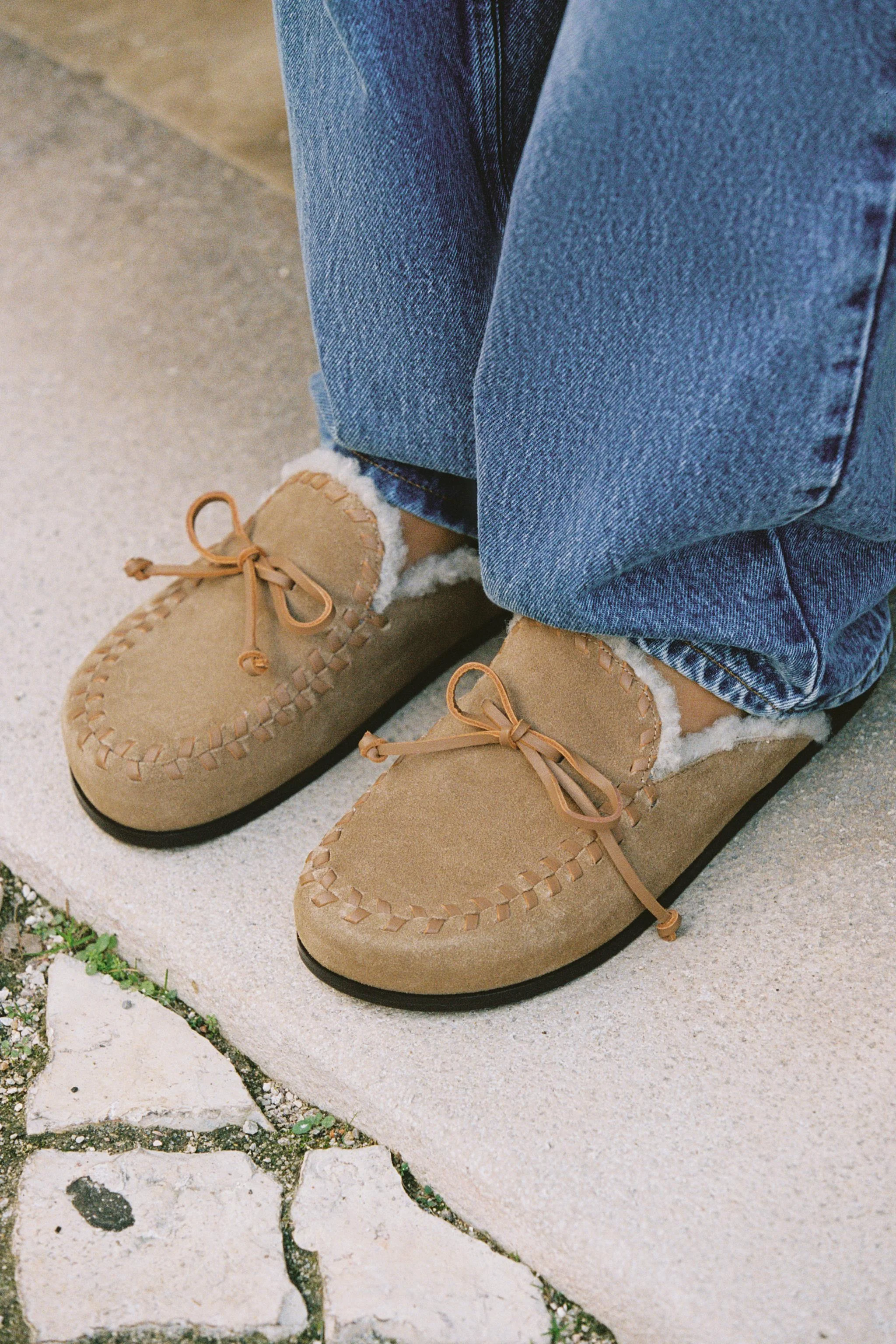 کفش های چوبی پشت باز با طرح چرم و پشم کفش های چوبی پشت باز با طرح چرم و پشم