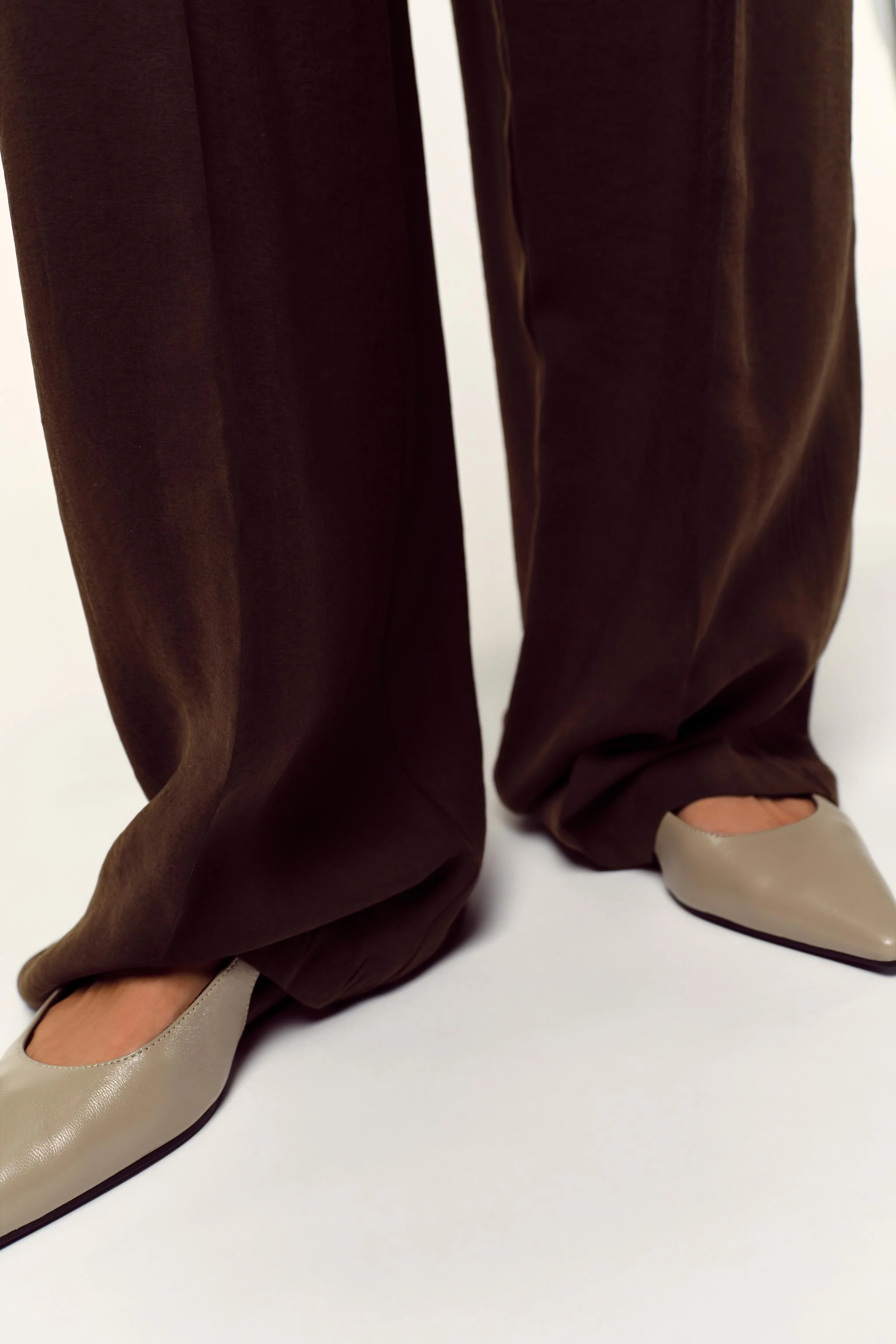 کفش های چرمی بنددار پاشنه باز کفش های چرمی بنددار پاشنه باز