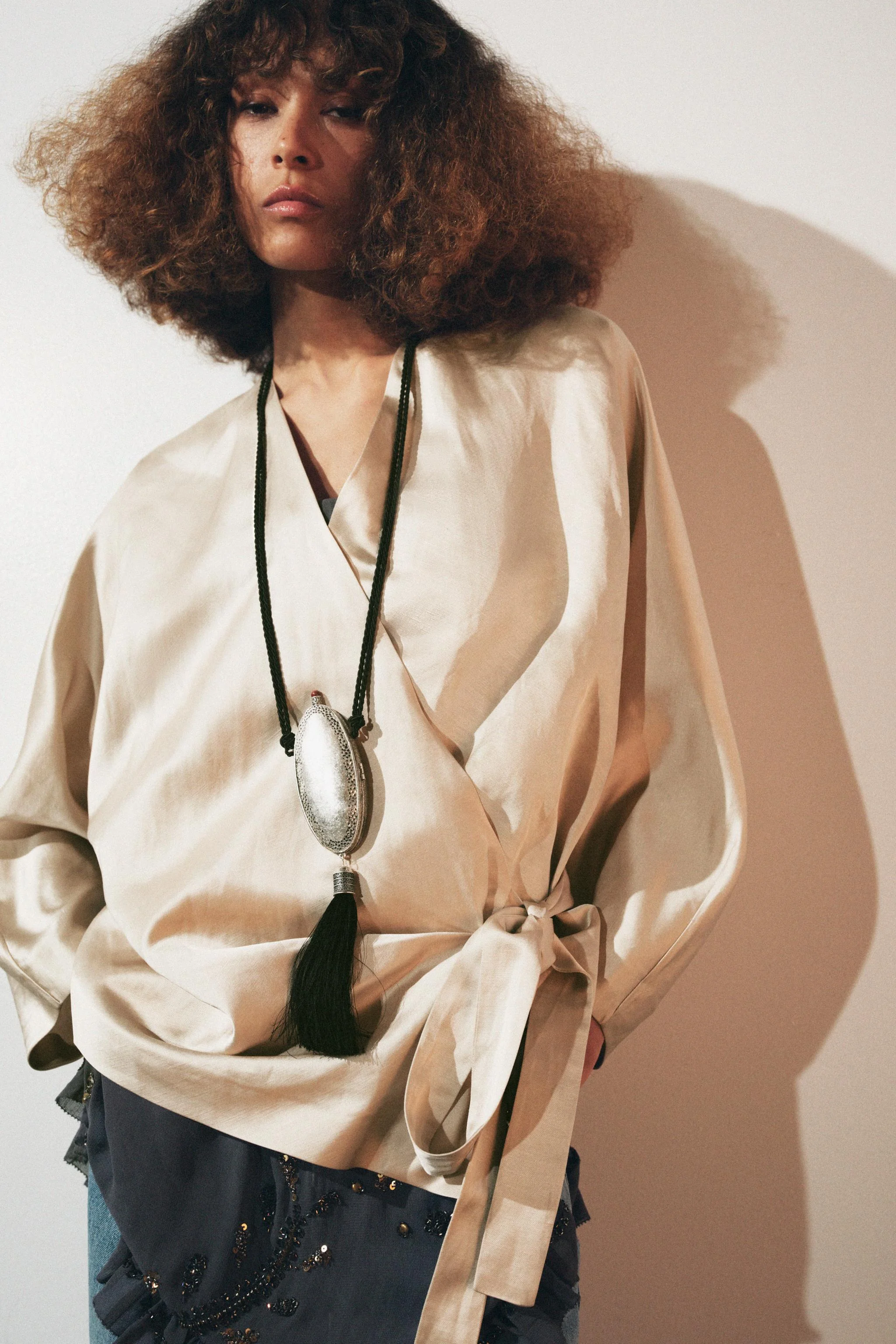 بلوز پیچیده‌ با پاپیون از جنس لینن، کالکشن ZW