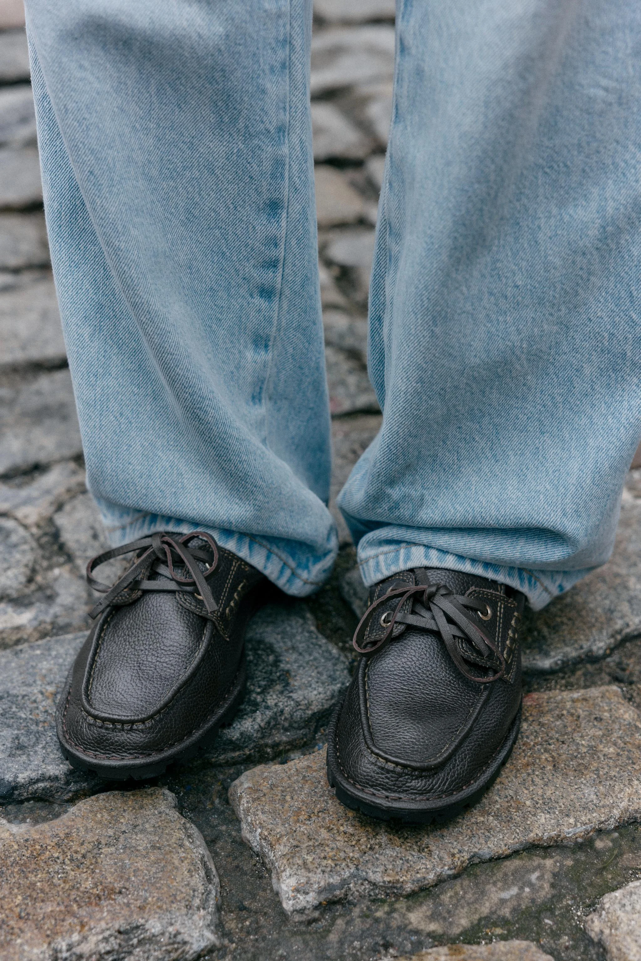 کفش عرشه چرمی با زیره آجدار کفش عرشه چرمی با زیره آجدار