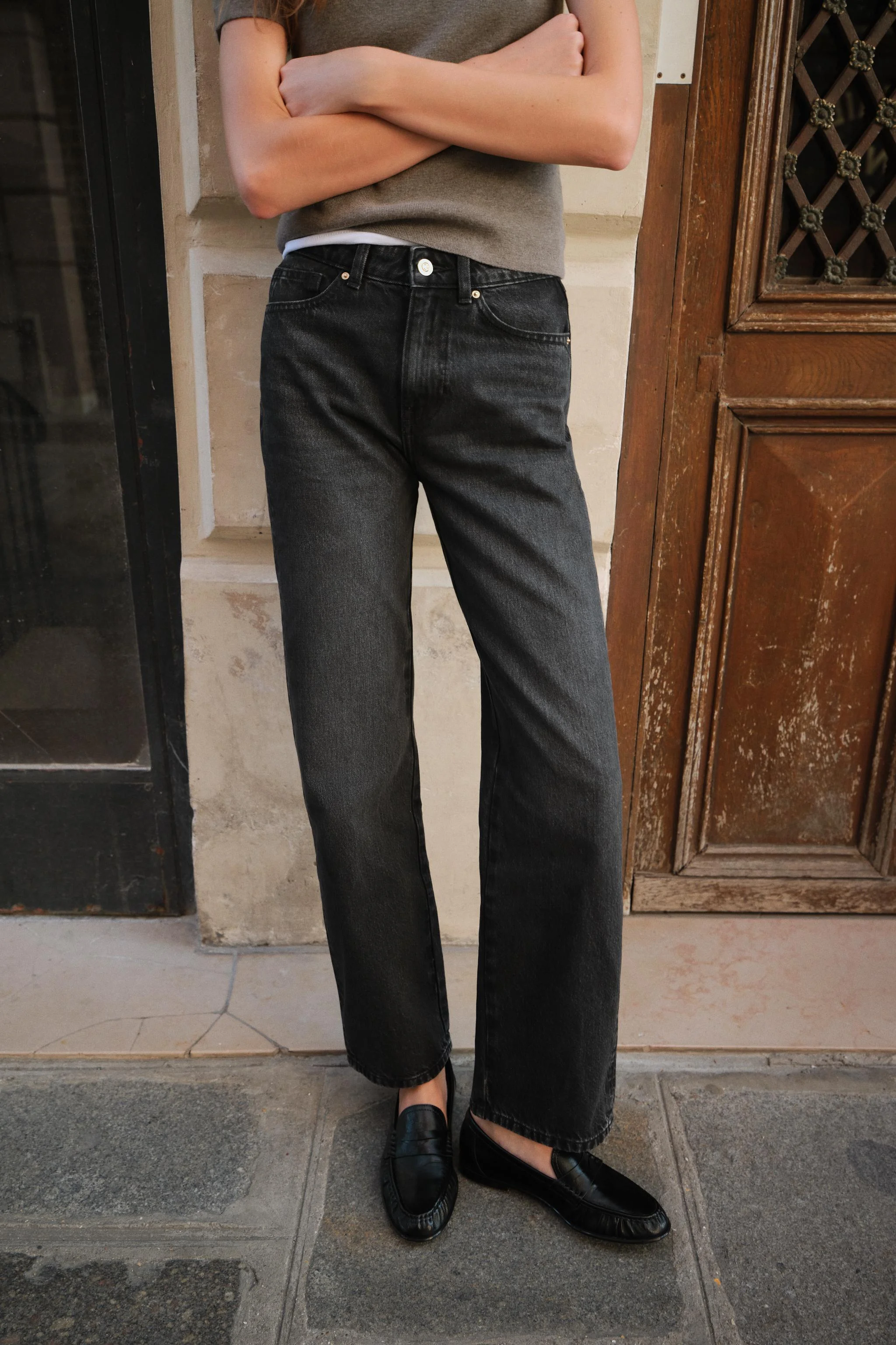 کفش کالج نرم با جزئیات جمع شده کفش کالج نرم با جزئیات جمع شده