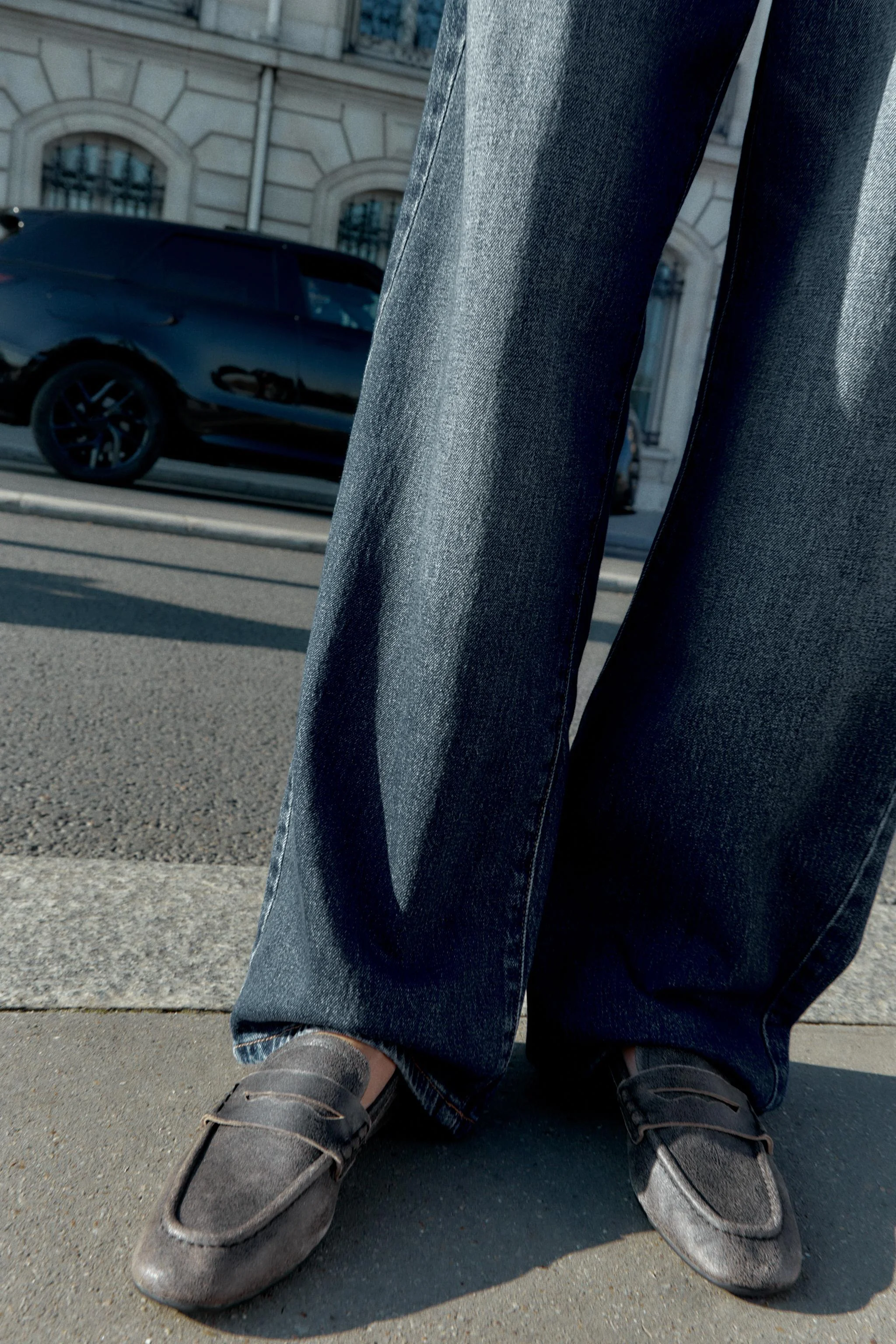 کالج چرمی با ظاهر کهنه