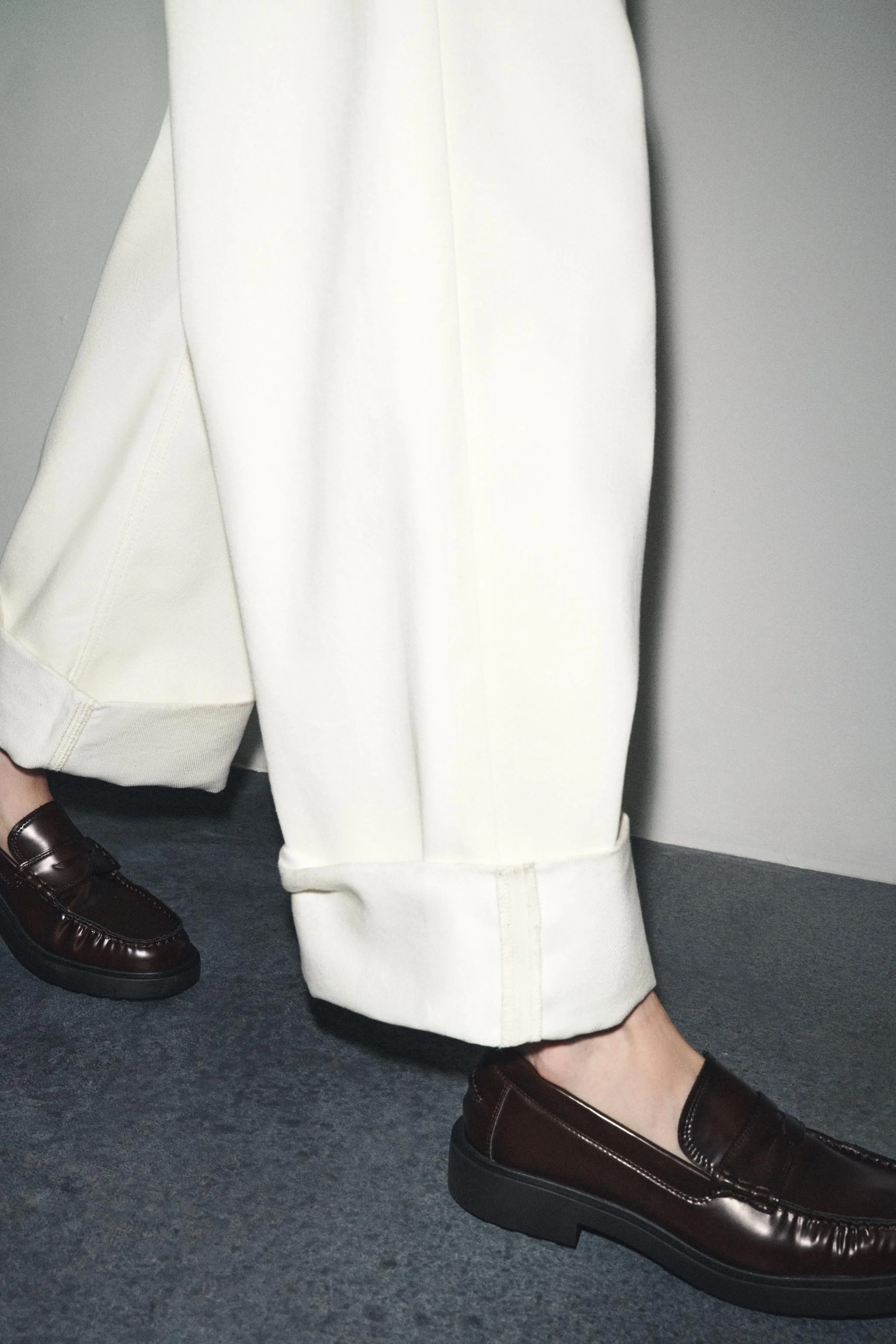 کفش کالج تخت. دارای جزئیات چیندار در قسمت جلو و رویه. زیره پهن. پنجه گرد. ارتفاع زیره: 3.5 سانتیمتر کفش کالج تخت. دارای جزئیات چیندار در قسمت جلو و رویه. زیره پهن. پنجه گرد. ارتفاع زیره: 3.5 سانتیمتر